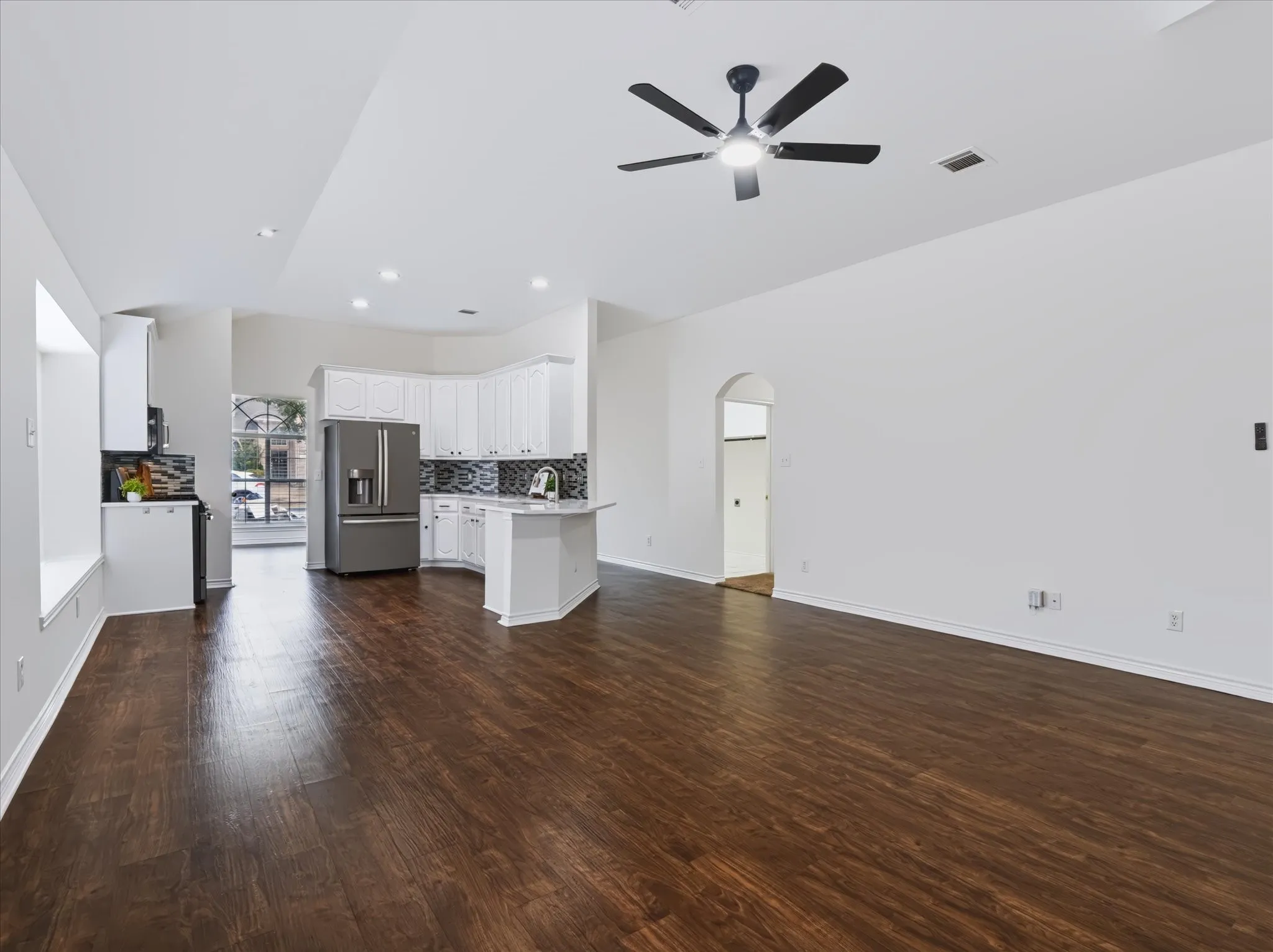 Single Family Residence For Sale in Tarrant County , 4908 Skymeadow Drive, Fort Worth, Texas 76135, 4 Bedroom, 2 Bathroom, 2 Garage spaces, 1,863 Sqft, built in 1999, mls#21397774, Real Estate Agent in Fort Worth, Homes For Sale in Tarrant county, Homes For Sale in Fort Worth, Realtor in Fort Worth Texas, Real Estate Brokerage Independent Realty Texas, Luminita Cordes Realtor