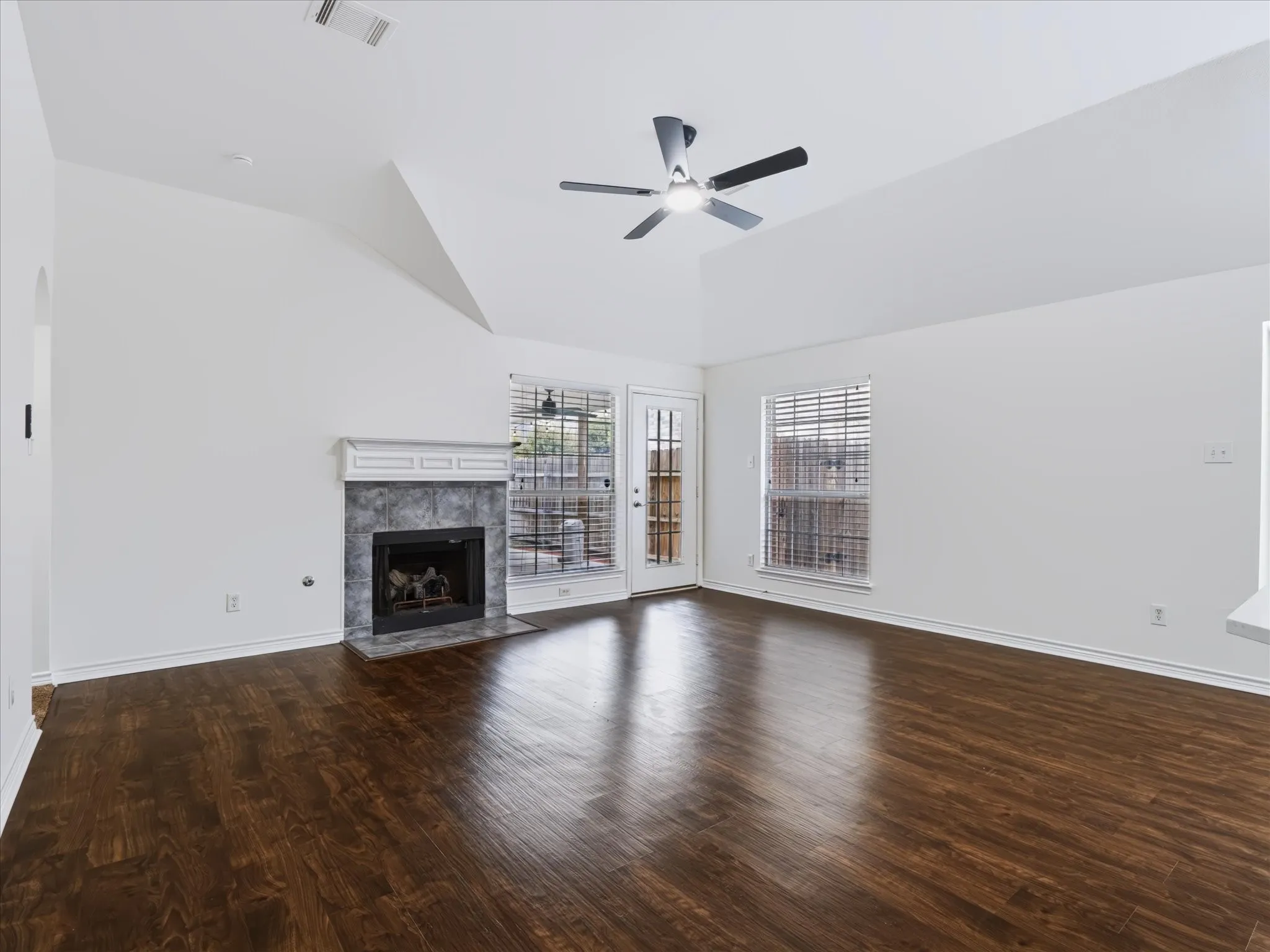 Single Family Residence For Sale in Tarrant County , 4908 Skymeadow Drive, Fort Worth, Texas 76135, 4 Bedroom, 2 Bathroom, 2 Garage spaces, 1,863 Sqft, built in 1999, mls#21397774, Real Estate Agent in Fort Worth, Homes For Sale in Tarrant county, Homes For Sale in Fort Worth, Realtor in Fort Worth Texas, Real Estate Brokerage Independent Realty Texas, Luminita Cordes Realtor