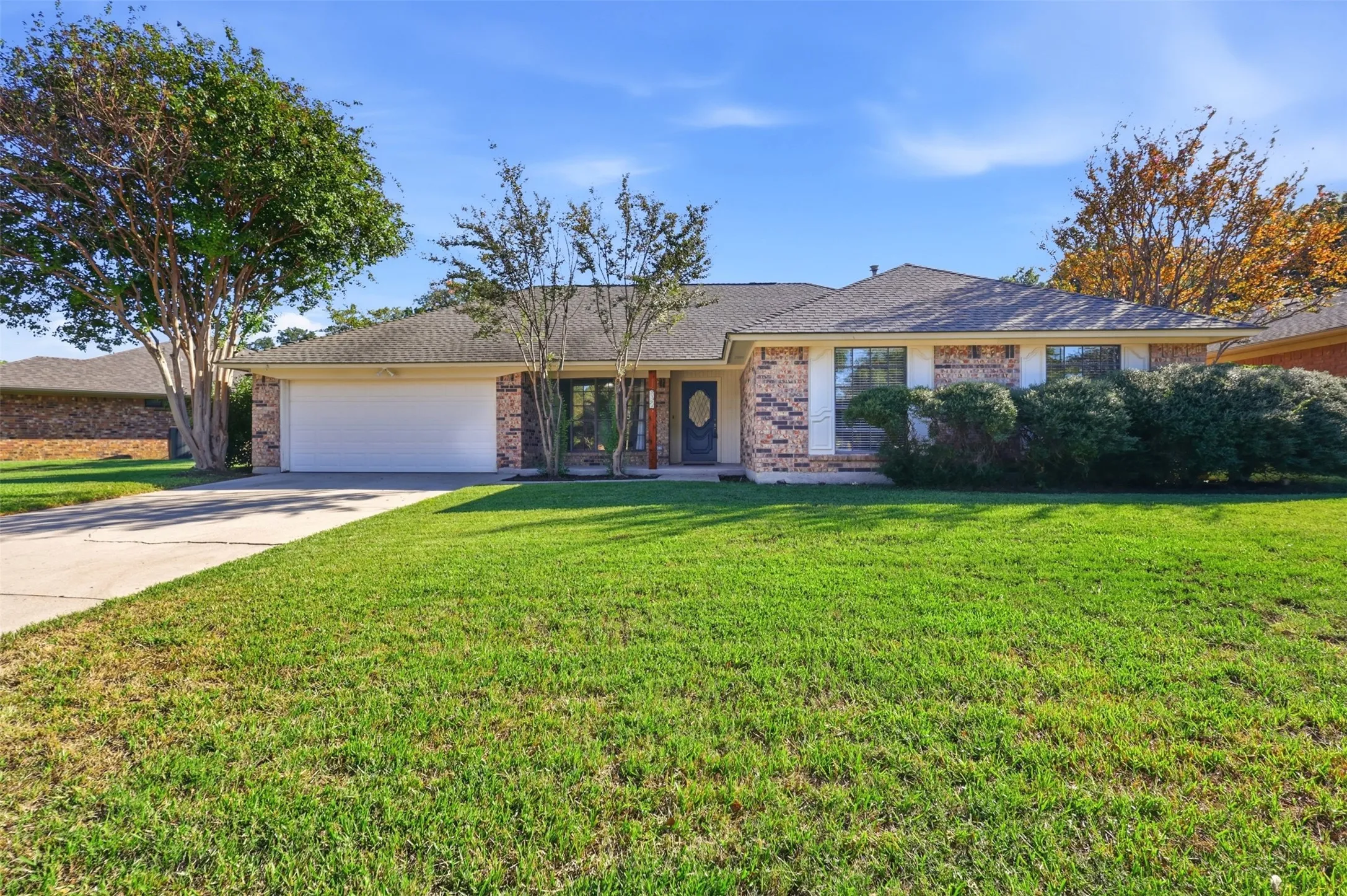 Single Family Residence For Sale in Tarrant County , 5304 Ridge Springs Court, Arlington, Texas 76017, 3 Bedroom, 2 Bathroom, 2 Garage spaces, 1,660 Sqft, built in 1984, mls#21386968, Real Estate Agent in Arlington, Homes For Sale in Tarrant county, Homes For Sale in Arlington, Realtor in Arlington Texas, Real Estate Brokerage Independent Realty Texas, Luminita Cordes Realtor