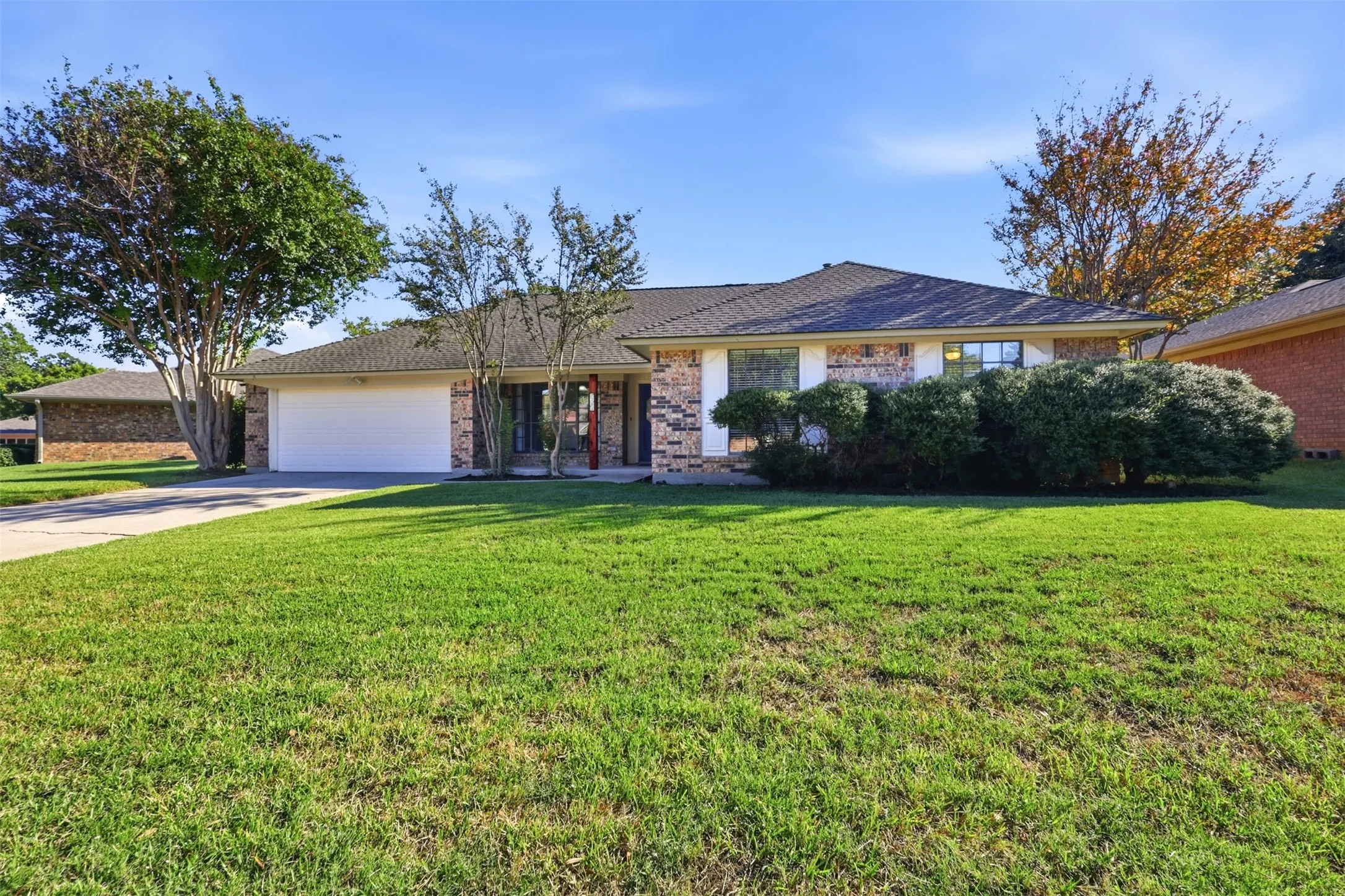 Single Family Residence For Sale in Tarrant County , 5304 Ridge Springs Court, Arlington, Texas 76017, 3 Bedroom, 2 Bathroom, 2 Garage spaces, 1,660 Sqft, built in 1984, mls#21386968, Real Estate Agent in Arlington, Homes For Sale in Tarrant county, Homes For Sale in Arlington, Realtor in Arlington Texas, Real Estate Brokerage Independent Realty Texas, Luminita Cordes Realtor