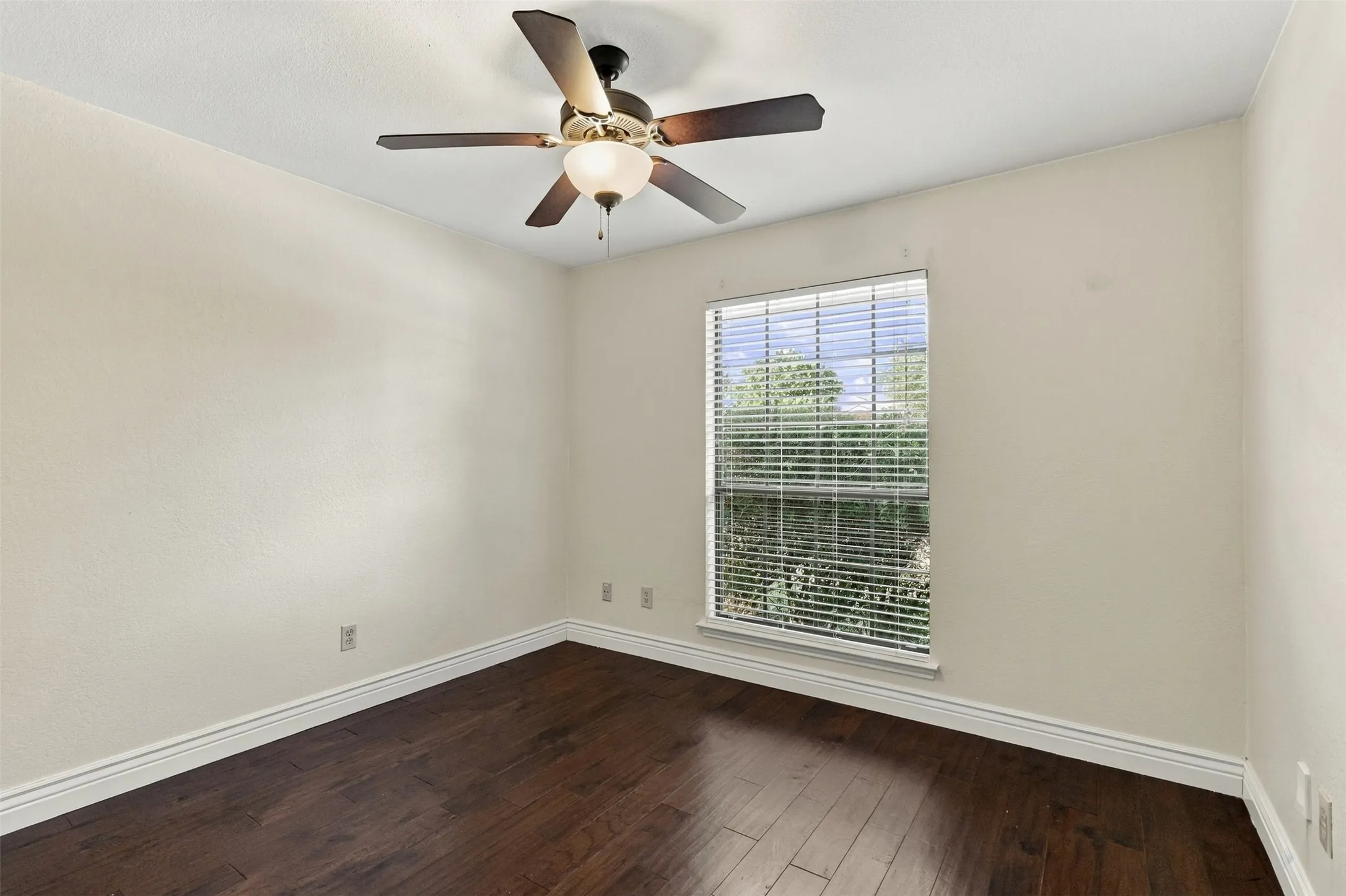 Single Family Residence For Sale in Tarrant County , 5304 Ridge Springs Court, Arlington, Texas 76017, 3 Bedroom, 2 Bathroom, 2 Garage spaces, 1,660 Sqft, built in 1984, mls#21386968, Real Estate Agent in Arlington, Homes For Sale in Tarrant county, Homes For Sale in Arlington, Realtor in Arlington Texas, Real Estate Brokerage Independent Realty Texas, Luminita Cordes Realtor