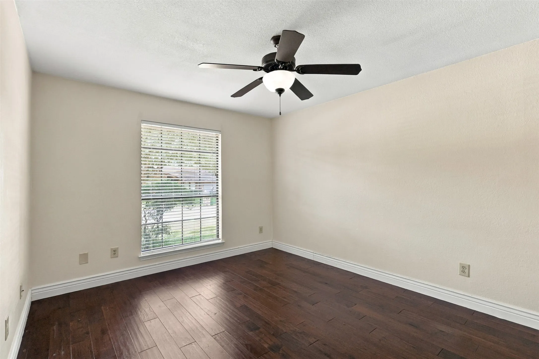Single Family Residence For Sale in Tarrant County , 5304 Ridge Springs Court, Arlington, Texas 76017, 3 Bedroom, 2 Bathroom, 2 Garage spaces, 1,660 Sqft, built in 1984, mls#21386968, Real Estate Agent in Arlington, Homes For Sale in Tarrant county, Homes For Sale in Arlington, Realtor in Arlington Texas, Real Estate Brokerage Independent Realty Texas, Luminita Cordes Realtor