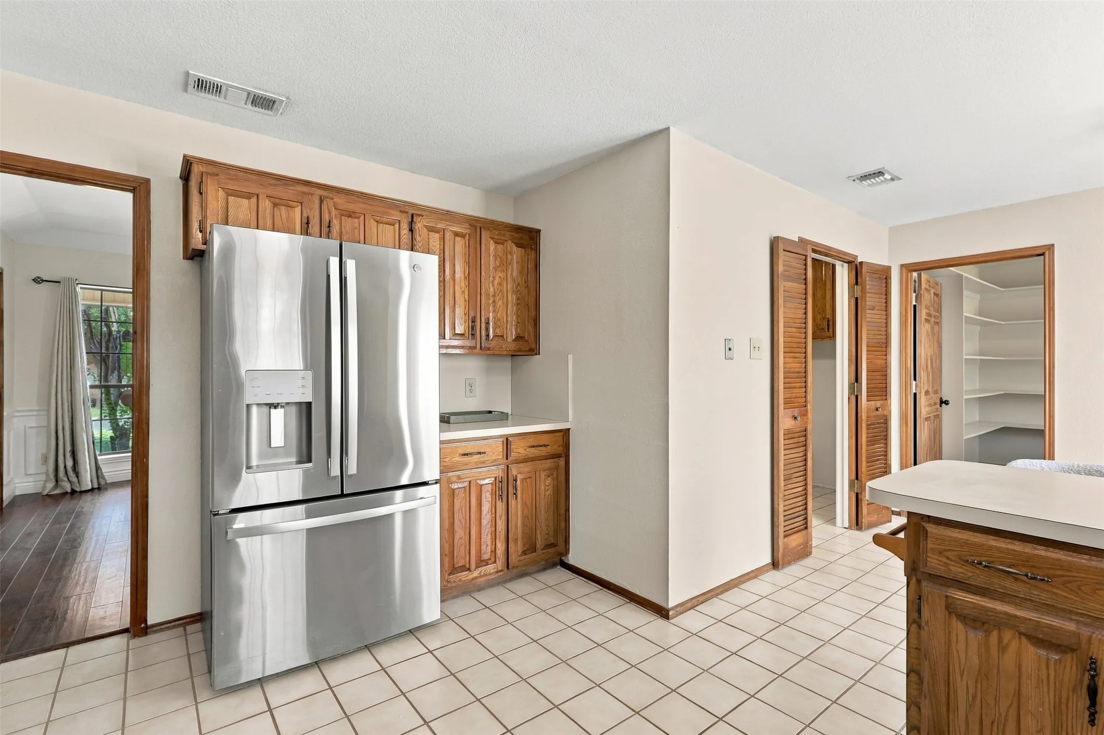 Single Family Residence For Sale in Tarrant County , 5304 Ridge Springs Court, Arlington, Texas 76017, 3 Bedroom, 2 Bathroom, 2 Garage spaces, 1,660 Sqft, built in 1984, mls#21386968, Real Estate Agent in Arlington, Homes For Sale in Tarrant county, Homes For Sale in Arlington, Realtor in Arlington Texas, Real Estate Brokerage Independent Realty Texas, Luminita Cordes Realtor