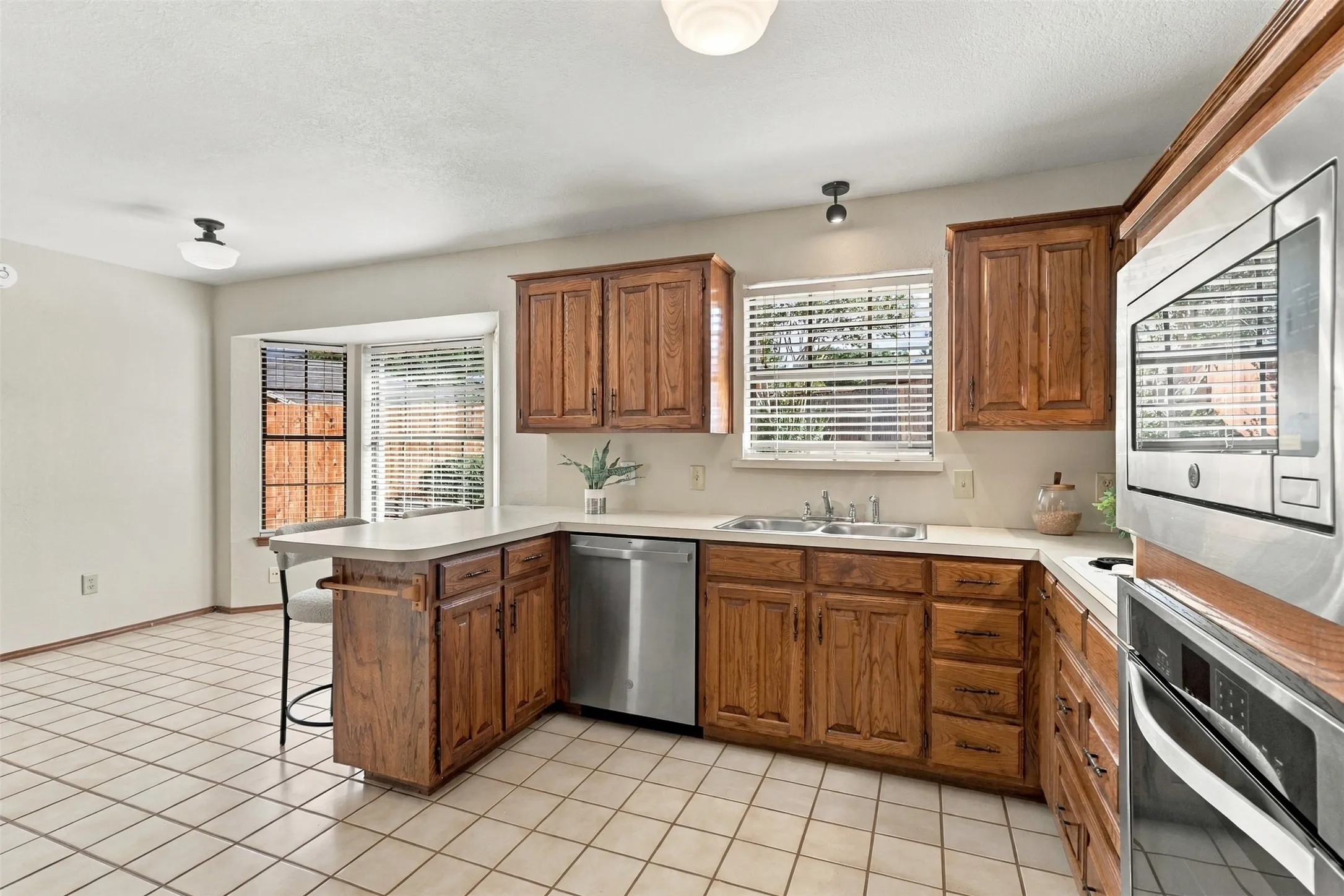 Single Family Residence For Sale in Tarrant County , 5304 Ridge Springs Court, Arlington, Texas 76017, 3 Bedroom, 2 Bathroom, 2 Garage spaces, 1,660 Sqft, built in 1984, mls#21386968, Real Estate Agent in Arlington, Homes For Sale in Tarrant county, Homes For Sale in Arlington, Realtor in Arlington Texas, Real Estate Brokerage Independent Realty Texas, Luminita Cordes Realtor