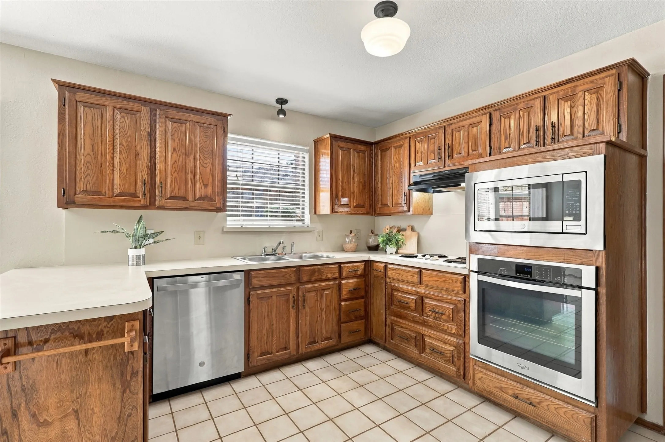 Single Family Residence For Sale in Tarrant County , 5304 Ridge Springs Court, Arlington, Texas 76017, 3 Bedroom, 2 Bathroom, 2 Garage spaces, 1,660 Sqft, built in 1984, mls#21386968, Real Estate Agent in Arlington, Homes For Sale in Tarrant county, Homes For Sale in Arlington, Realtor in Arlington Texas, Real Estate Brokerage Independent Realty Texas, Luminita Cordes Realtor