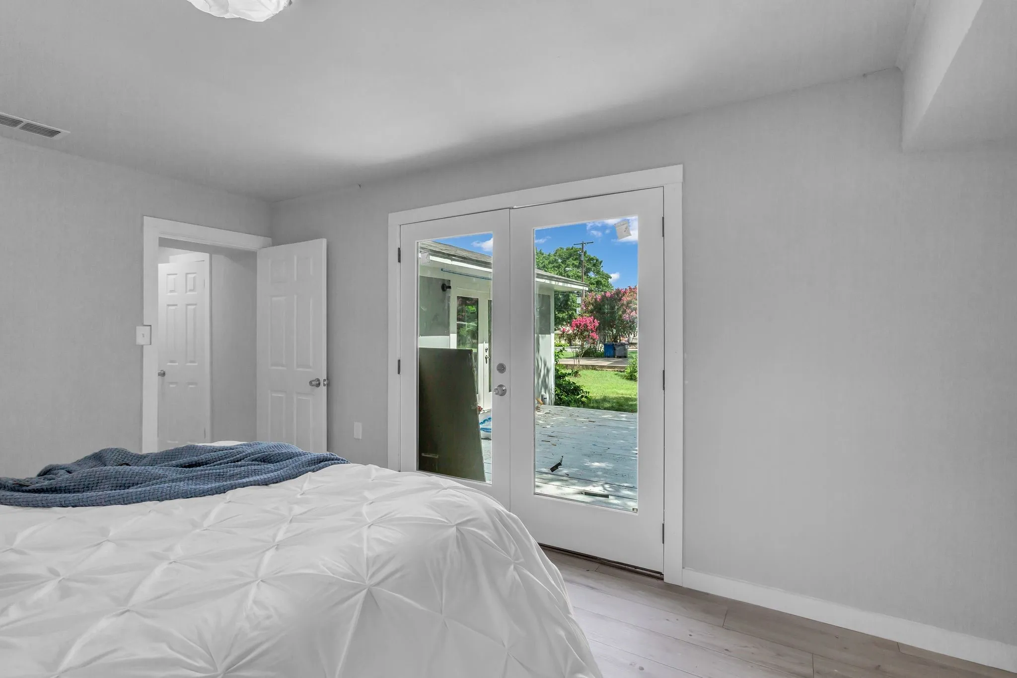 Single Family Residence For Sale in Ellis County , 110 N Hillside Street, Red Oak, Texas 75154, 3 Bedroom, 2 Bathroom, Garage spaces, 920 Sqft, built in 1952, mls#21398961, Real Estate Agent in Red Oak, Homes For Sale in Ellis county, Homes For Sale in Red Oak, Realtor in Red Oak Texas, Real Estate Brokerage Independent Realty Texas, Luminita Cordes Realtor