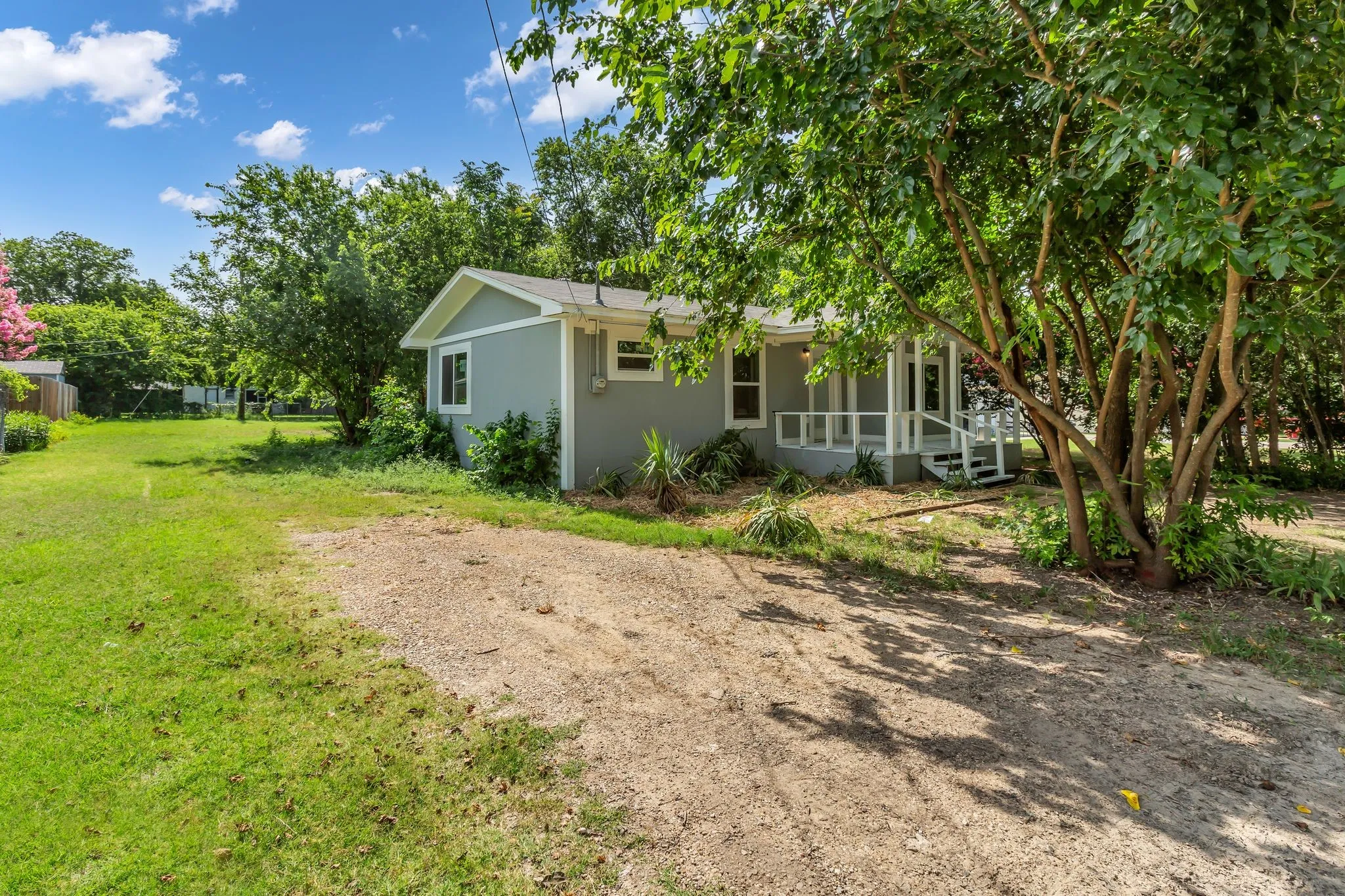 Single Family Residence For Sale in Ellis County , 110 N Hillside Street, Red Oak, Texas 75154, 3 Bedroom, 2 Bathroom, Garage spaces, 920 Sqft, built in 1952, mls#21398961, Real Estate Agent in Red Oak, Homes For Sale in Ellis county, Homes For Sale in Red Oak, Realtor in Red Oak Texas, Real Estate Brokerage Independent Realty Texas, Luminita Cordes Realtor