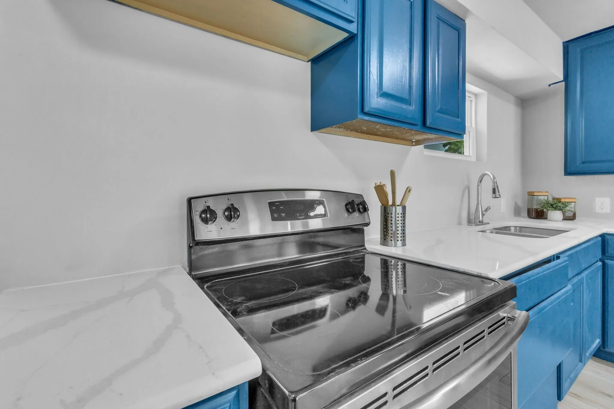 Single Family Residence For Sale in Ellis County , 110 N Hillside Street, Red Oak, Texas 75154, 3 Bedroom, 2 Bathroom, Garage spaces, 920 Sqft, built in 1952, mls#21398961, Real Estate Agent in Red Oak, Homes For Sale in Ellis county, Homes For Sale in Red Oak, Realtor in Red Oak Texas, Real Estate Brokerage Independent Realty Texas, Luminita Cordes Realtor