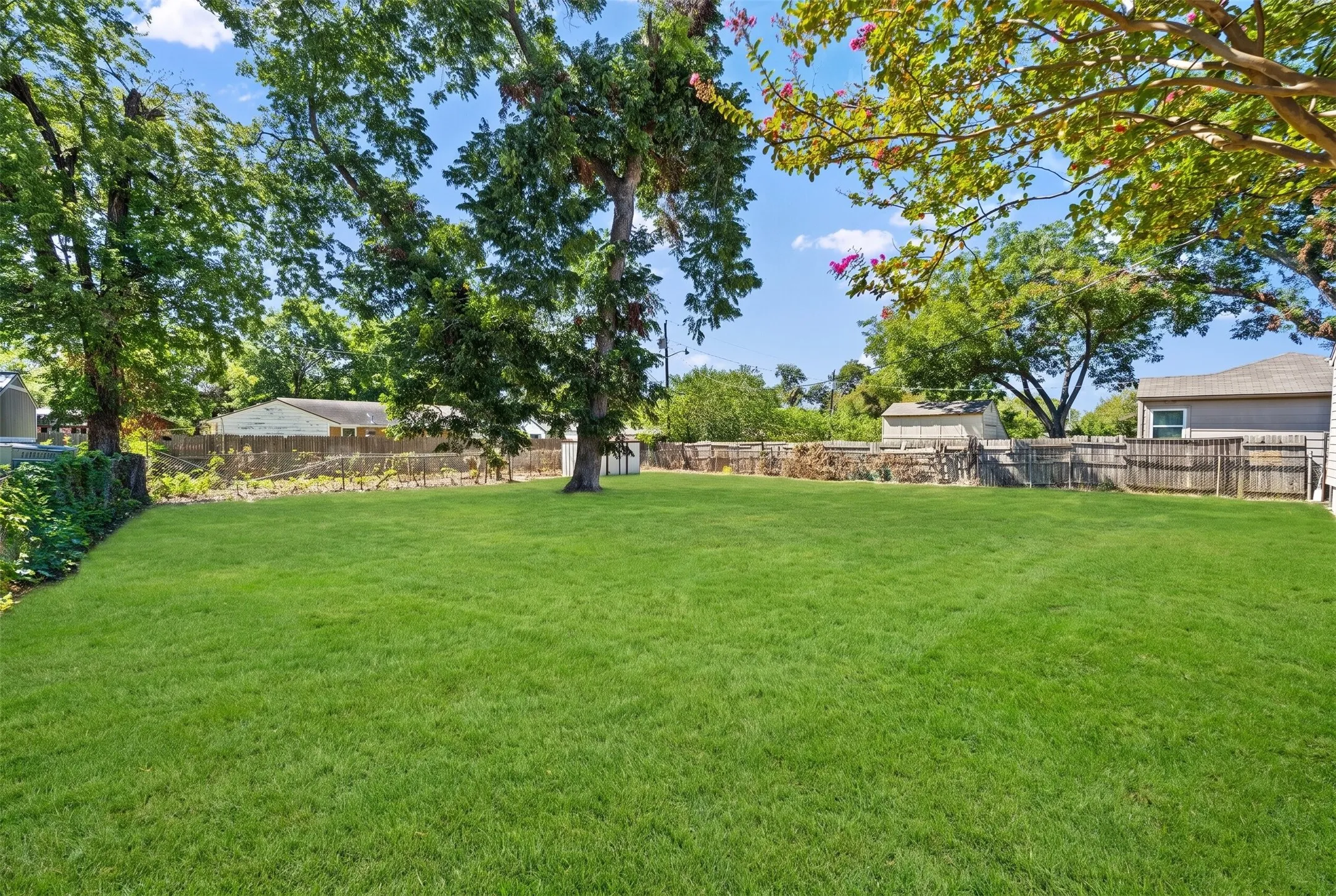 Single Family Residence For Sale in Dallas County , 1608 Maple Drive, Garland, Texas 75042, 3 Bedroom, 2 Bathroom, Garage spaces, 1,330 Sqft, built in 1948, mls#21404475, Real Estate Agent in Garland, Homes For Sale in Dallas county, Homes For Sale in Garland, Realtor in Garland Texas, Real Estate Brokerage Independent Realty Texas, Luminita Cordes Realtor