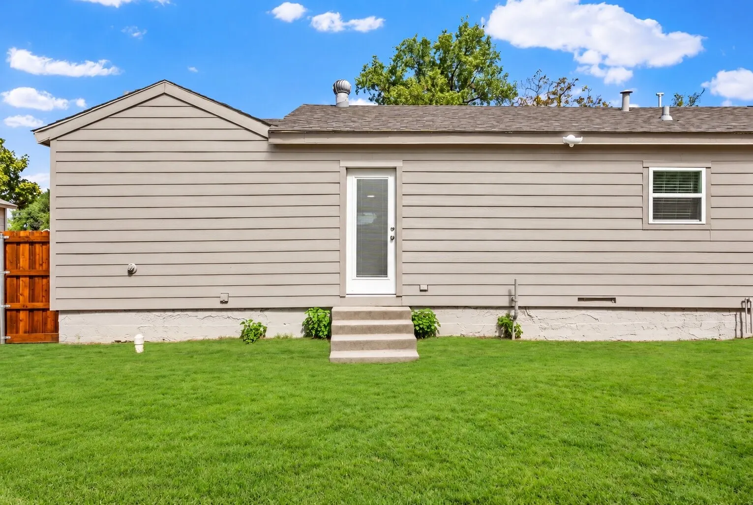 Single Family Residence For Sale in Dallas County , 1608 Maple Drive, Garland, Texas 75042, 3 Bedroom, 2 Bathroom, Garage spaces, 1,330 Sqft, built in 1948, mls#21404475, Real Estate Agent in Garland, Homes For Sale in Dallas county, Homes For Sale in Garland, Realtor in Garland Texas, Real Estate Brokerage Independent Realty Texas, Luminita Cordes Realtor