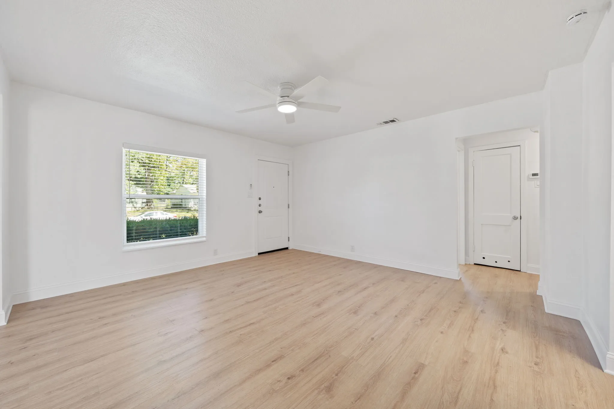 Single Family Residence For Sale in Dallas County , 1608 Maple Drive, Garland, Texas 75042, 3 Bedroom, 2 Bathroom, Garage spaces, 1,330 Sqft, built in 1948, mls#21404475, Real Estate Agent in Garland, Homes For Sale in Dallas county, Homes For Sale in Garland, Realtor in Garland Texas, Real Estate Brokerage Independent Realty Texas, Luminita Cordes Realtor