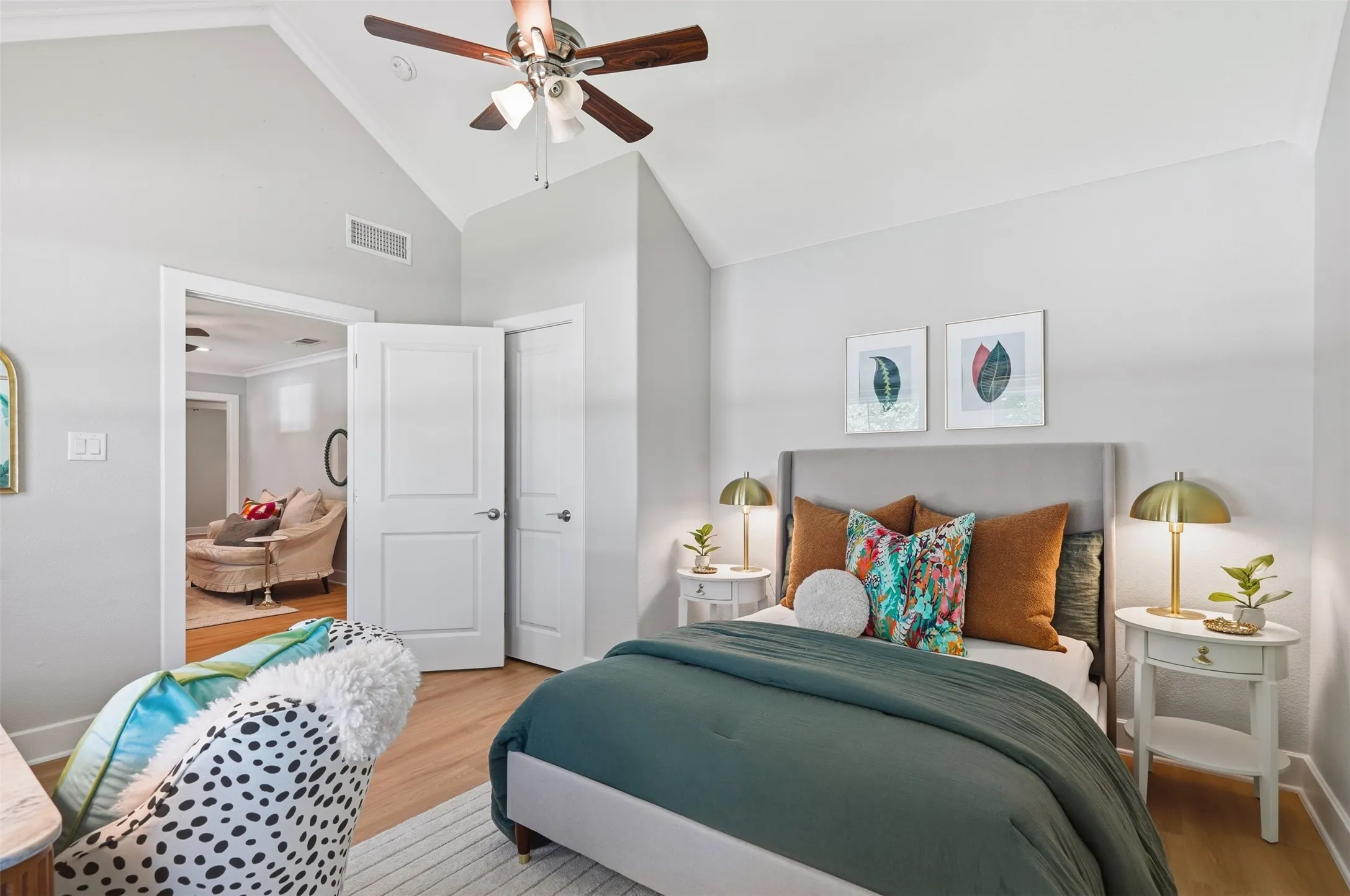 Single Family Residence For Sale in Tarrant County , 3709 Wildwood Road, Fort Worth, Texas 76107, 4 Bedroom, 2 Bathroom, 2 Garage spaces, 2,248 Sqft, built in 1942, mls#21380962, Real Estate Agent in Fort Worth, Homes For Sale in Tarrant county, Homes For Sale in Fort Worth, Realtor in Fort Worth Texas, Real Estate Brokerage Independent Realty Texas, Luminita Cordes Realtor
