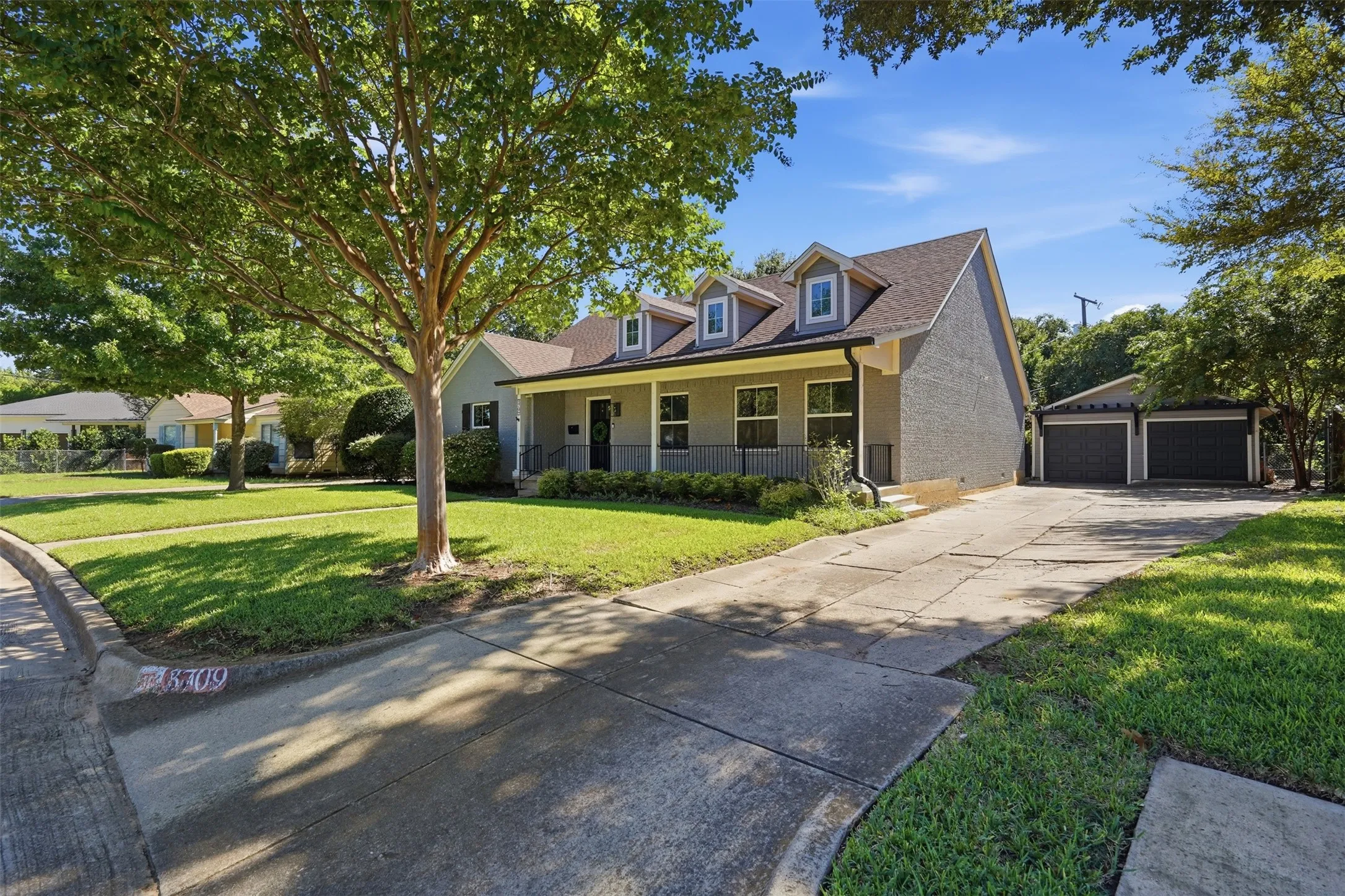 Single Family Residence For Sale in Tarrant County , 3709 Wildwood Road, Fort Worth, Texas 76107, 4 Bedroom, 2 Bathroom, 2 Garage spaces, 2,248 Sqft, built in 1942, mls#21380962, Real Estate Agent in Fort Worth, Homes For Sale in Tarrant county, Homes For Sale in Fort Worth, Realtor in Fort Worth Texas, Real Estate Brokerage Independent Realty Texas, Luminita Cordes Realtor