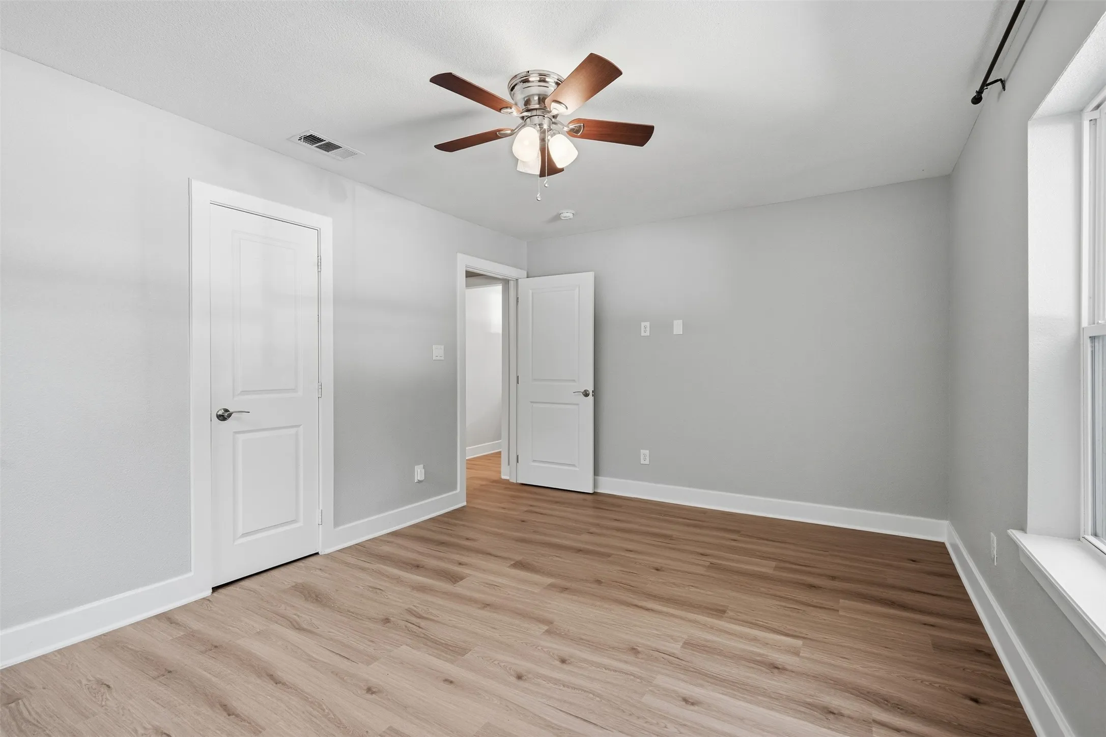 Single Family Residence For Sale in Tarrant County , 3709 Wildwood Road, Fort Worth, Texas 76107, 4 Bedroom, 2 Bathroom, 2 Garage spaces, 2,248 Sqft, built in 1942, mls#21380962, Real Estate Agent in Fort Worth, Homes For Sale in Tarrant county, Homes For Sale in Fort Worth, Realtor in Fort Worth Texas, Real Estate Brokerage Independent Realty Texas, Luminita Cordes Realtor