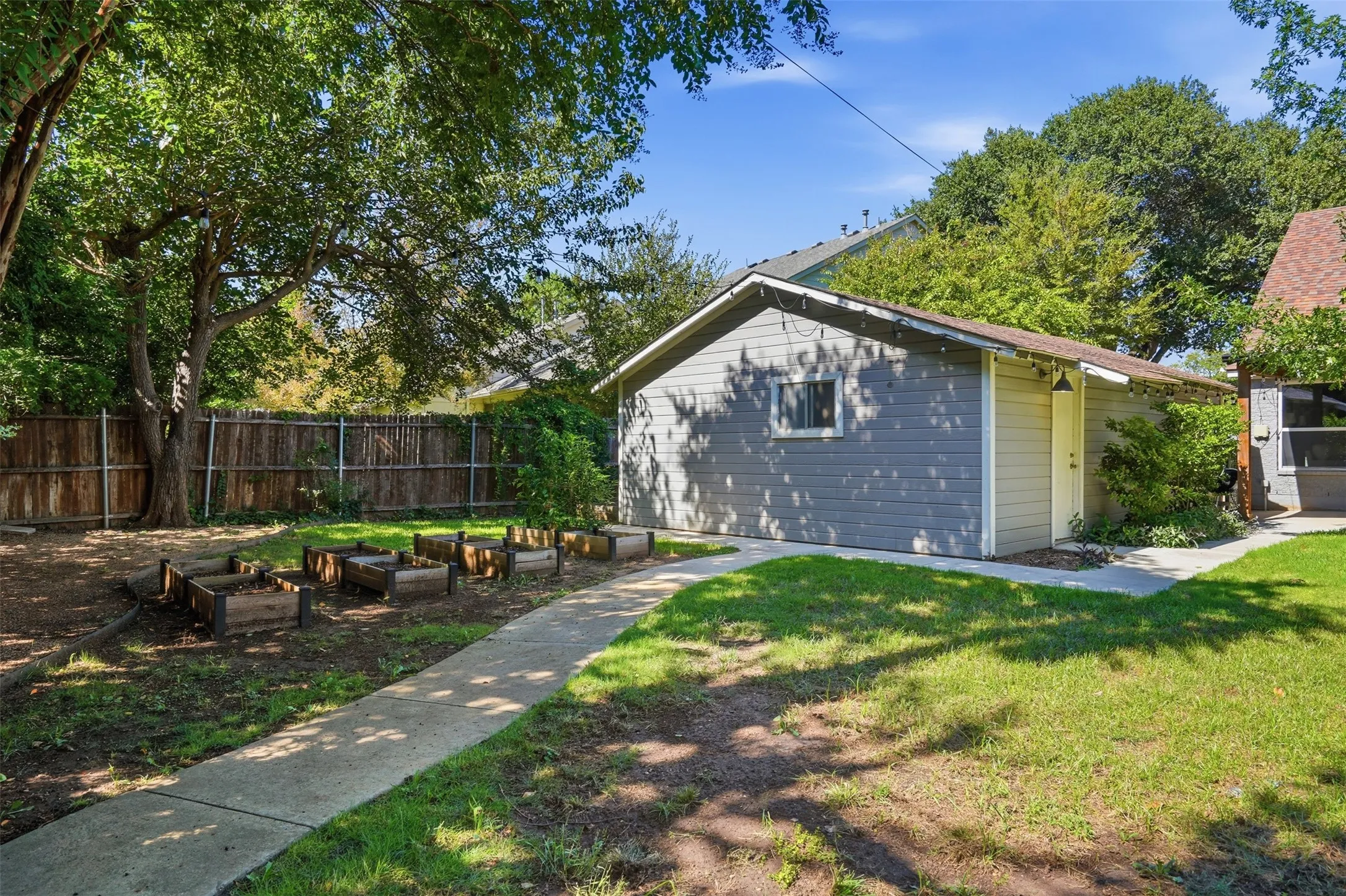 Single Family Residence For Sale in Tarrant County , 3709 Wildwood Road, Fort Worth, Texas 76107, 4 Bedroom, 2 Bathroom, 2 Garage spaces, 2,248 Sqft, built in 1942, mls#21380962, Real Estate Agent in Fort Worth, Homes For Sale in Tarrant county, Homes For Sale in Fort Worth, Realtor in Fort Worth Texas, Real Estate Brokerage Independent Realty Texas, Luminita Cordes Realtor