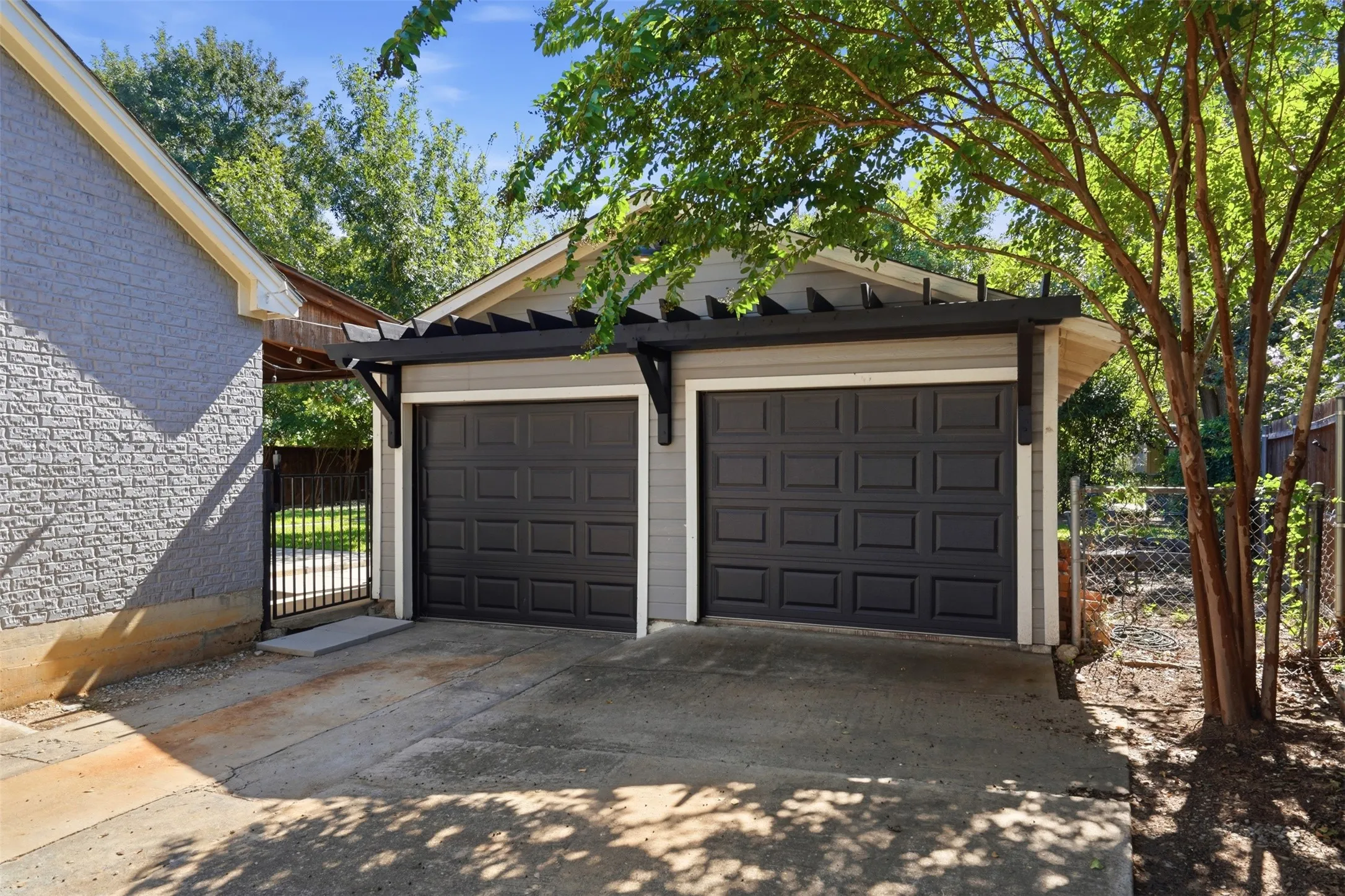 Single Family Residence For Sale in Tarrant County , 3709 Wildwood Road, Fort Worth, Texas 76107, 4 Bedroom, 2 Bathroom, 2 Garage spaces, 2,248 Sqft, built in 1942, mls#21380962, Real Estate Agent in Fort Worth, Homes For Sale in Tarrant county, Homes For Sale in Fort Worth, Realtor in Fort Worth Texas, Real Estate Brokerage Independent Realty Texas, Luminita Cordes Realtor