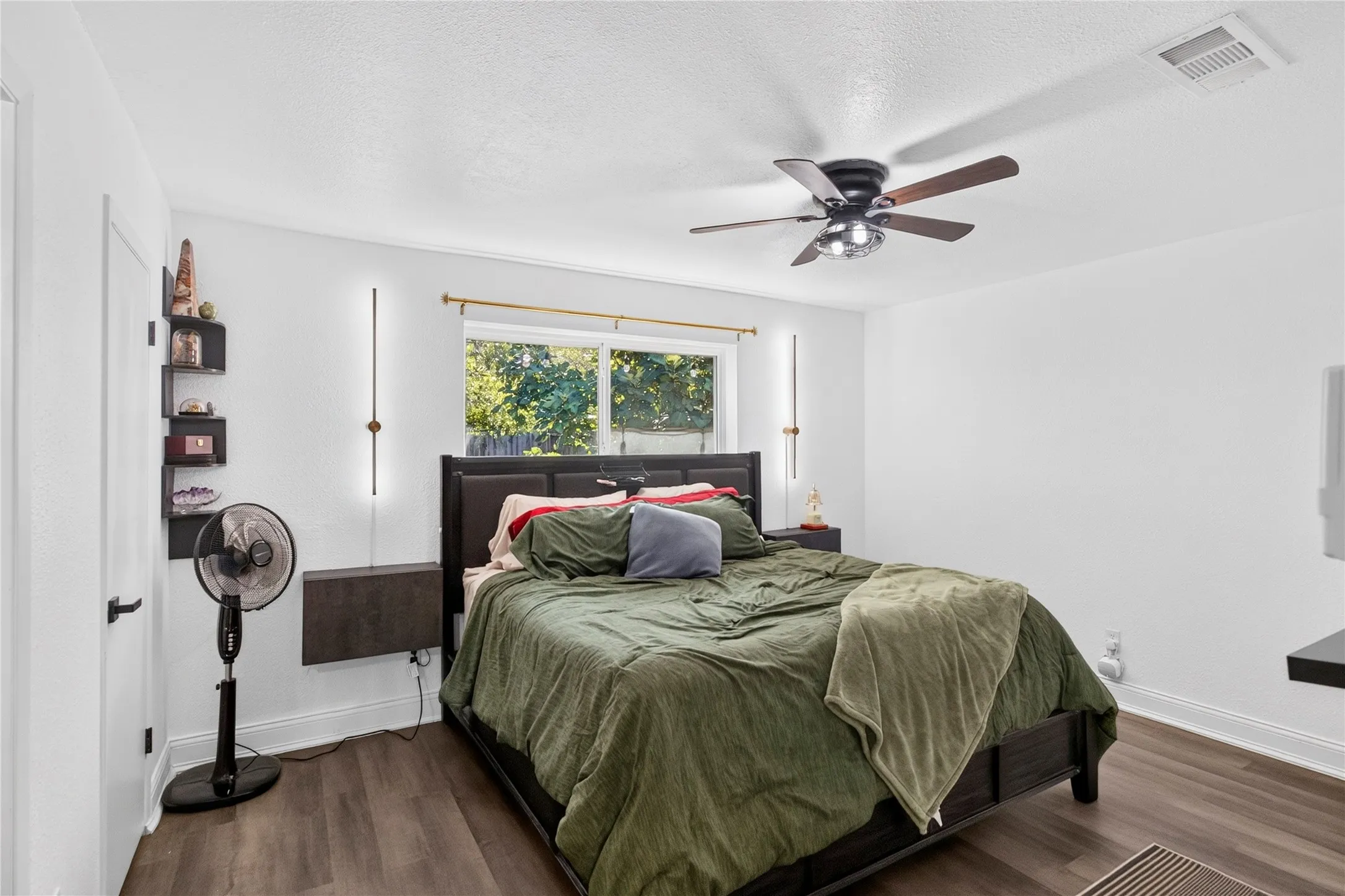 Single Family Residence For Sale in Tarrant County , 2715 Barrington Place, Arlington, Texas 76014, 4 Bedroom, 2 Bathroom, 2 Garage spaces, 1,603 Sqft, built in 1973, mls#21392997, Real Estate Agent in Arlington, Homes For Sale in Tarrant county, Homes For Sale in Arlington, Realtor in Arlington Texas, Real Estate Brokerage Independent Realty Texas, Luminita Cordes Realtor