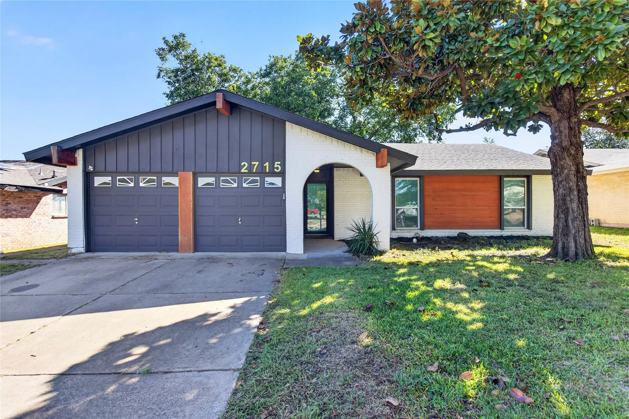 Single Family Residence For Sale in Tarrant County , 2715 Barrington Place, Arlington, Texas 76014, 4 Bedroom, 2 Bathroom, 2 Garage spaces, 1,603 Sqft, built in 1973, mls#21392997, Real Estate Agent in Arlington, Homes For Sale in Tarrant county, Homes For Sale in Arlington, Realtor in Arlington Texas, Real Estate Brokerage Independent Realty Texas, Luminita Cordes Realtor