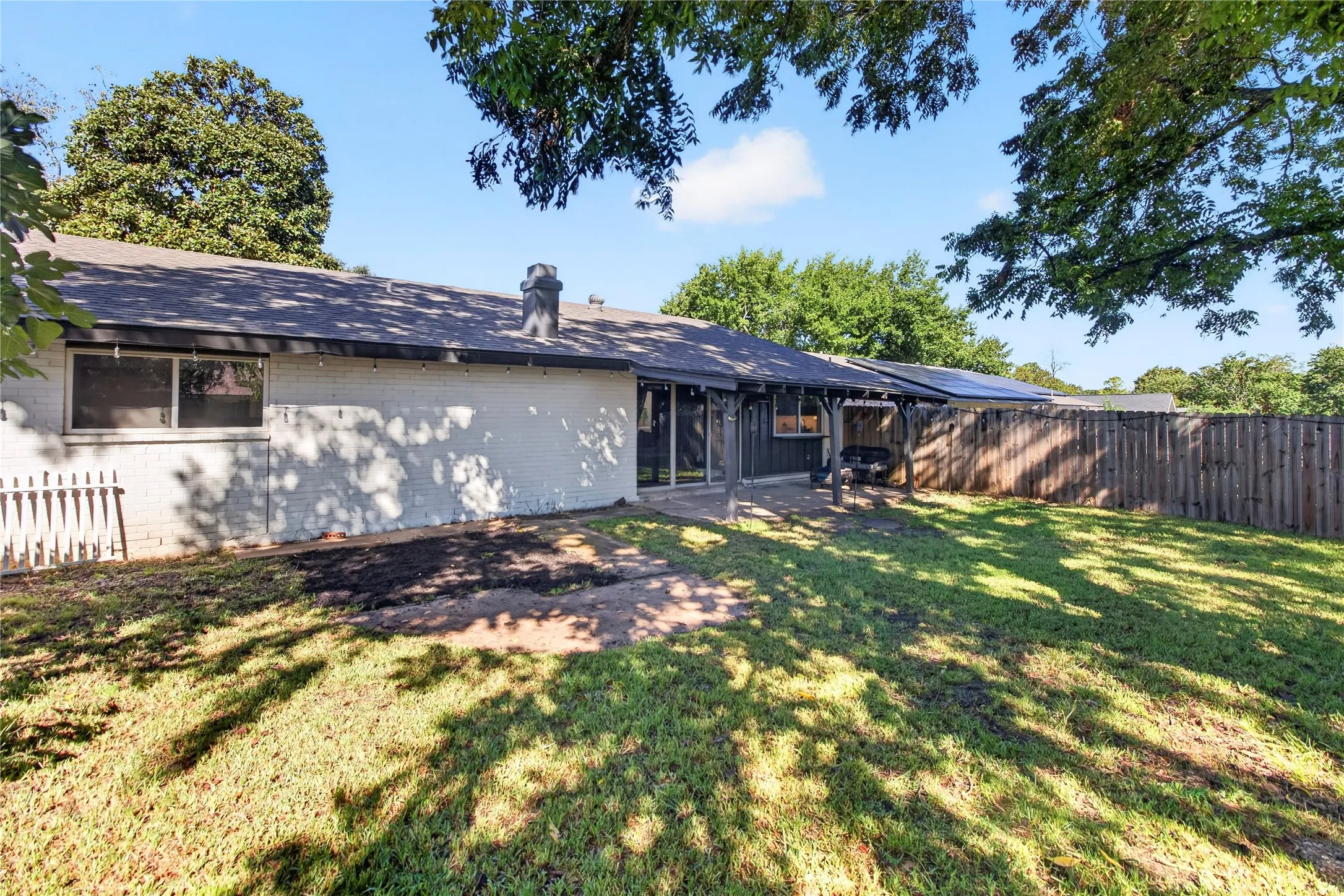 Single Family Residence For Sale in Tarrant County , 2715 Barrington Place, Arlington, Texas 76014, 4 Bedroom, 2 Bathroom, 2 Garage spaces, 1,603 Sqft, built in 1973, mls#21392997, Real Estate Agent in Arlington, Homes For Sale in Tarrant county, Homes For Sale in Arlington, Realtor in Arlington Texas, Real Estate Brokerage Independent Realty Texas, Luminita Cordes Realtor