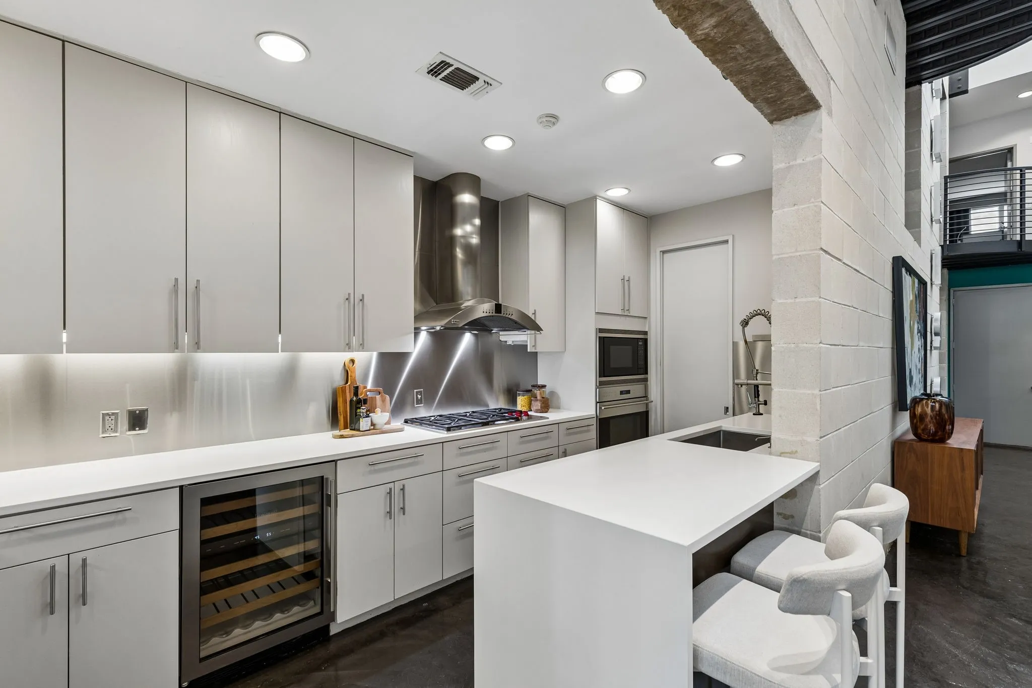 Townhouse For Sale in Dallas County , 3819 Commerce Street, Dallas, Texas 75226, 3 Bedroom, 4 Bathroom, 2 Garage spaces, 2,656 Sqft, built in 2003, mls#21405070, Real Estate Agent in Dallas, Homes For Sale in Dallas county, Homes For Sale in Dallas, Realtor in Dallas Texas, Real Estate Brokerage Independent Realty Texas, Luminita Cordes Realtor