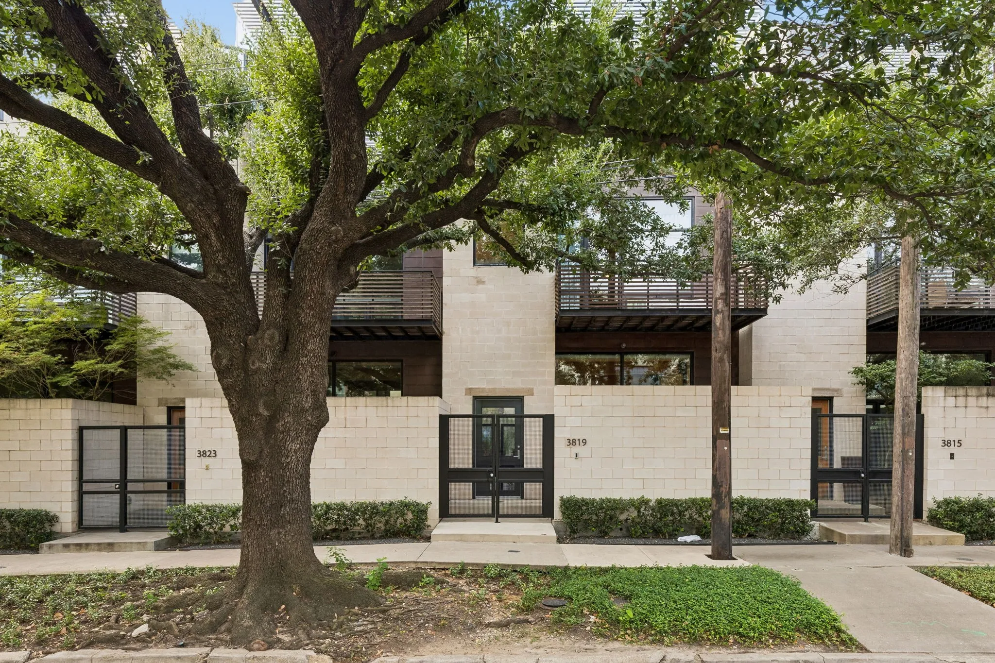 Townhouse For Sale in Dallas County , 3819 Commerce Street, Dallas, Texas 75226, 3 Bedroom, 4 Bathroom, 2 Garage spaces, 2,656 Sqft, built in 2003, mls#21405070, Real Estate Agent in Dallas, Homes For Sale in Dallas county, Homes For Sale in Dallas, Realtor in Dallas Texas, Real Estate Brokerage Independent Realty Texas, Luminita Cordes Realtor