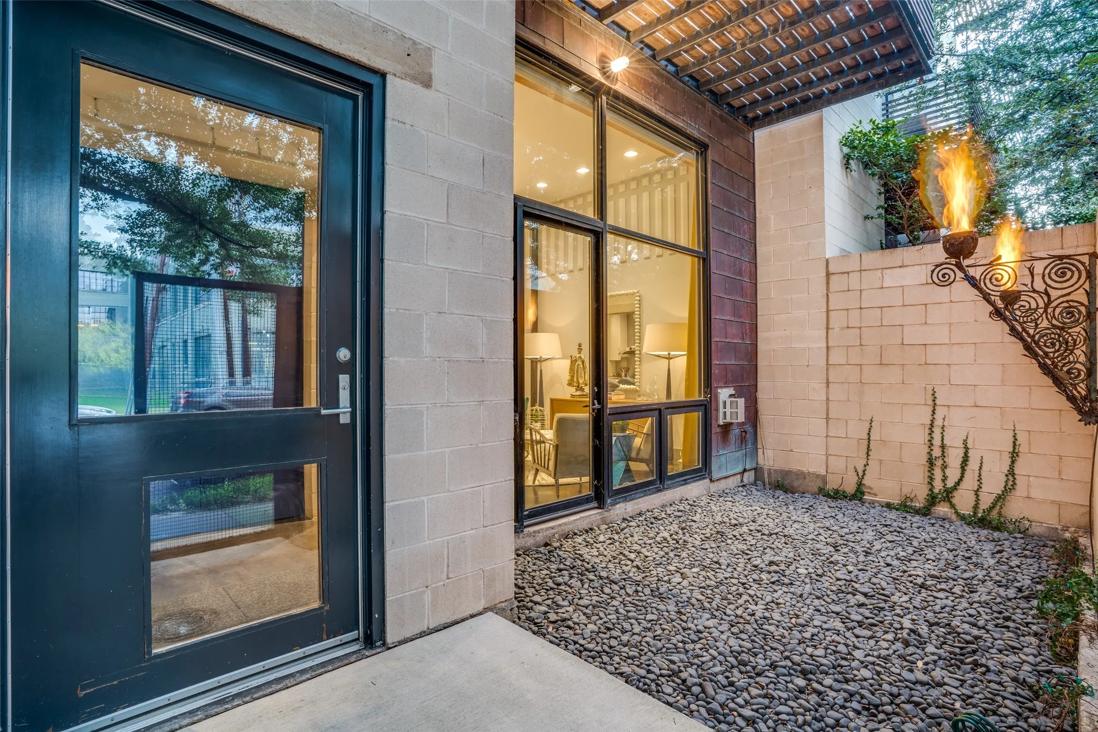 Townhouse For Sale in Dallas County , 3819 Commerce Street, Dallas, Texas 75226, 3 Bedroom, 4 Bathroom, 2 Garage spaces, 2,656 Sqft, built in 2003, mls#21405070, Real Estate Agent in Dallas, Homes For Sale in Dallas county, Homes For Sale in Dallas, Realtor in Dallas Texas, Real Estate Brokerage Independent Realty Texas, Luminita Cordes Realtor