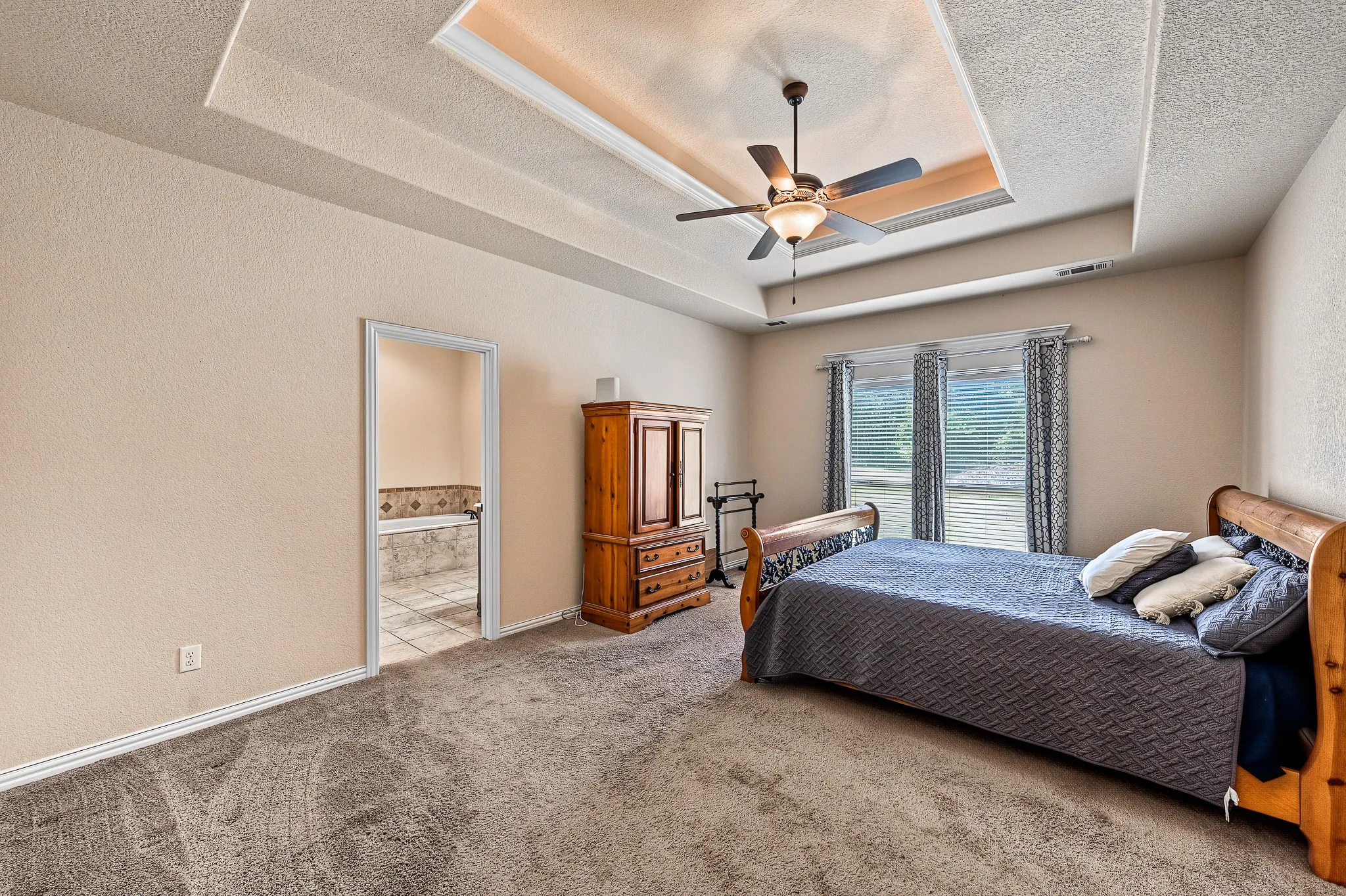 Single Family Residence For Sale in Parker County , 112 Meadow Arbor Drive, Weatherford, Texas 76085, 5 Bedroom, 2 Bathroom, 3 Garage spaces, 2,394 Sqft, built in 2012, mls#21405564, Real Estate Agent in Weatherford, Homes For Sale in Parker county, Homes For Sale in Weatherford, Realtor in Weatherford Texas, Real Estate Brokerage Independent Realty Texas, Luminita Cordes Realtor