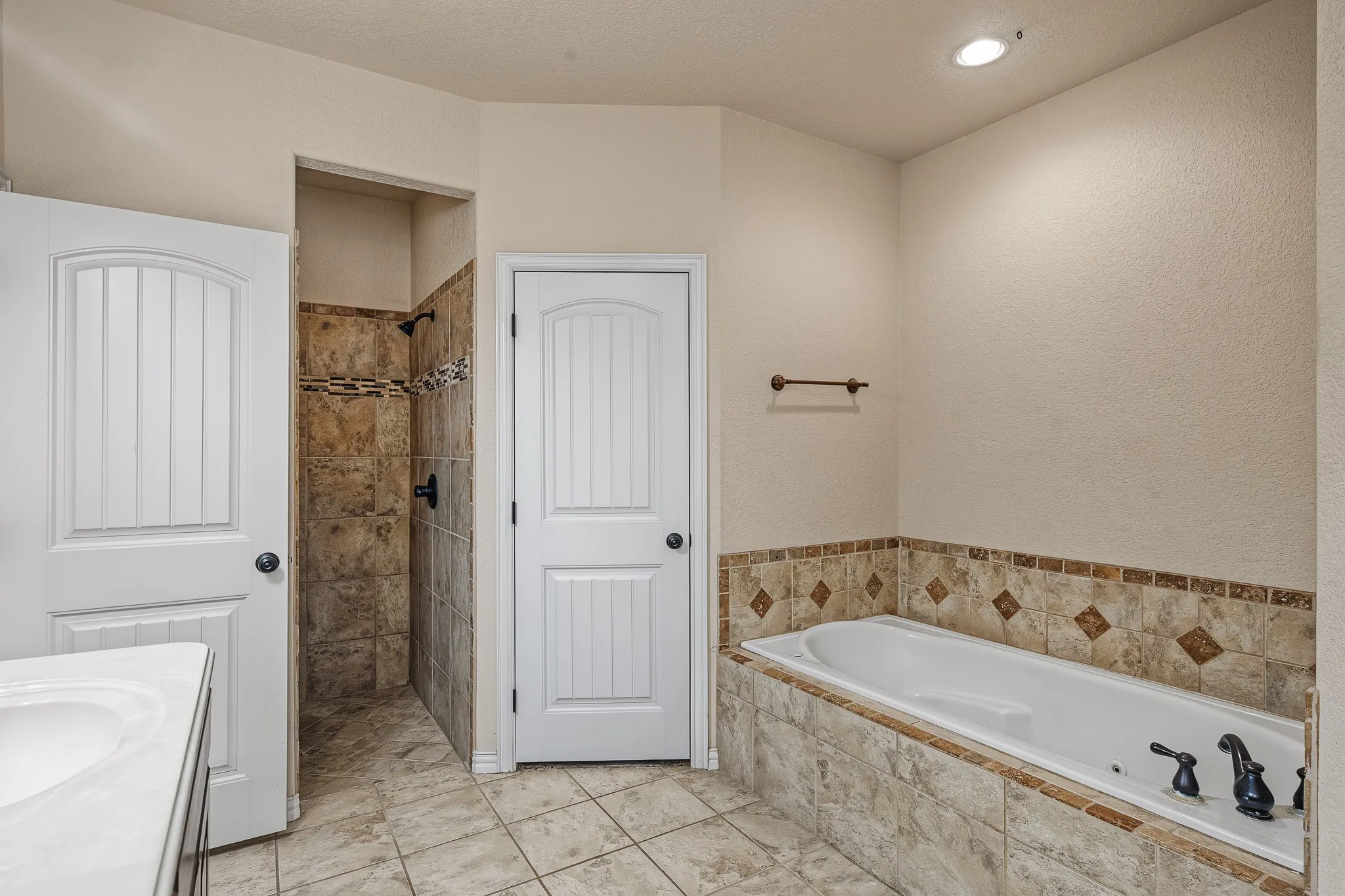 Single Family Residence For Sale in Parker County , 112 Meadow Arbor Drive, Weatherford, Texas 76085, 5 Bedroom, 2 Bathroom, 3 Garage spaces, 2,394 Sqft, built in 2012, mls#21405564, Real Estate Agent in Weatherford, Homes For Sale in Parker county, Homes For Sale in Weatherford, Realtor in Weatherford Texas, Real Estate Brokerage Independent Realty Texas, Luminita Cordes Realtor