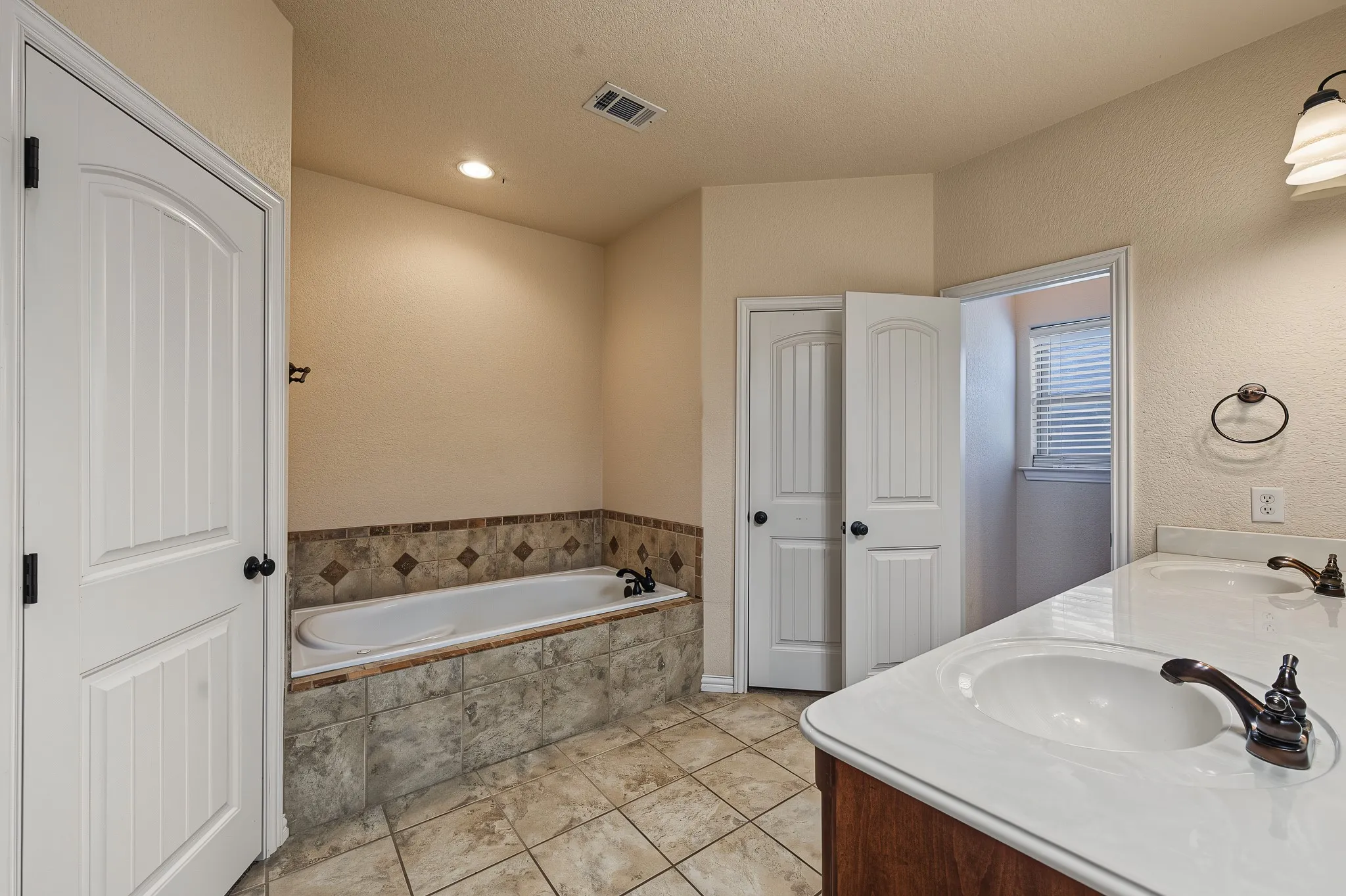Single Family Residence For Sale in Parker County , 112 Meadow Arbor Drive, Weatherford, Texas 76085, 5 Bedroom, 2 Bathroom, 3 Garage spaces, 2,394 Sqft, built in 2012, mls#21405564, Real Estate Agent in Weatherford, Homes For Sale in Parker county, Homes For Sale in Weatherford, Realtor in Weatherford Texas, Real Estate Brokerage Independent Realty Texas, Luminita Cordes Realtor