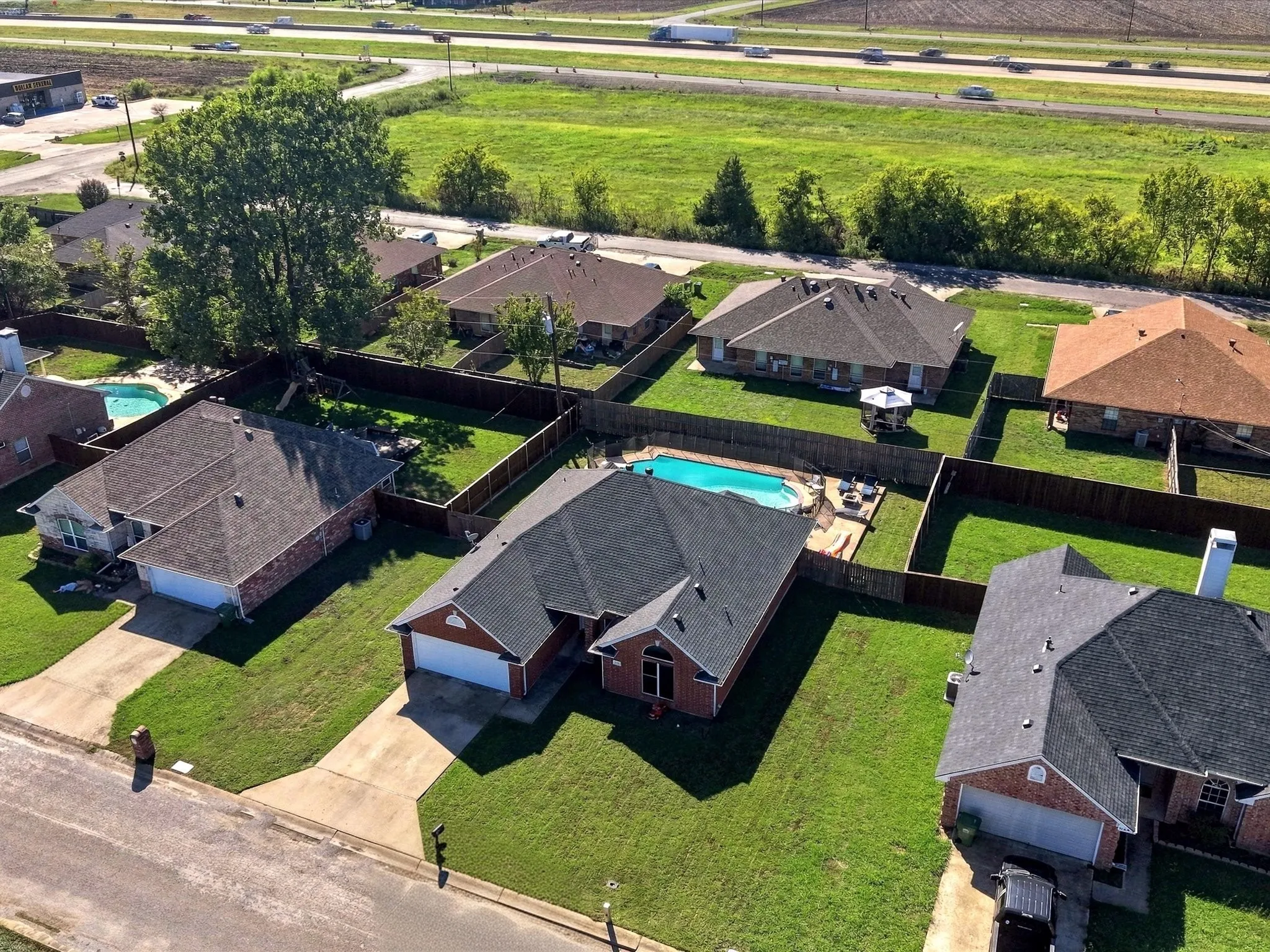 Single Family Residence For Sale in Grayson County , 928 Calder Street, Howe, Texas 75459, 4 Bedroom, 2 Bathroom, 2 Garage spaces, 1,800 Sqft, built in 2001, mls#21405196, Real Estate Agent in Howe, Homes For Sale in Grayson county, Homes For Sale in Howe, Realtor in Howe Texas, Real Estate Brokerage Independent Realty Texas, Luminita Cordes Realtor