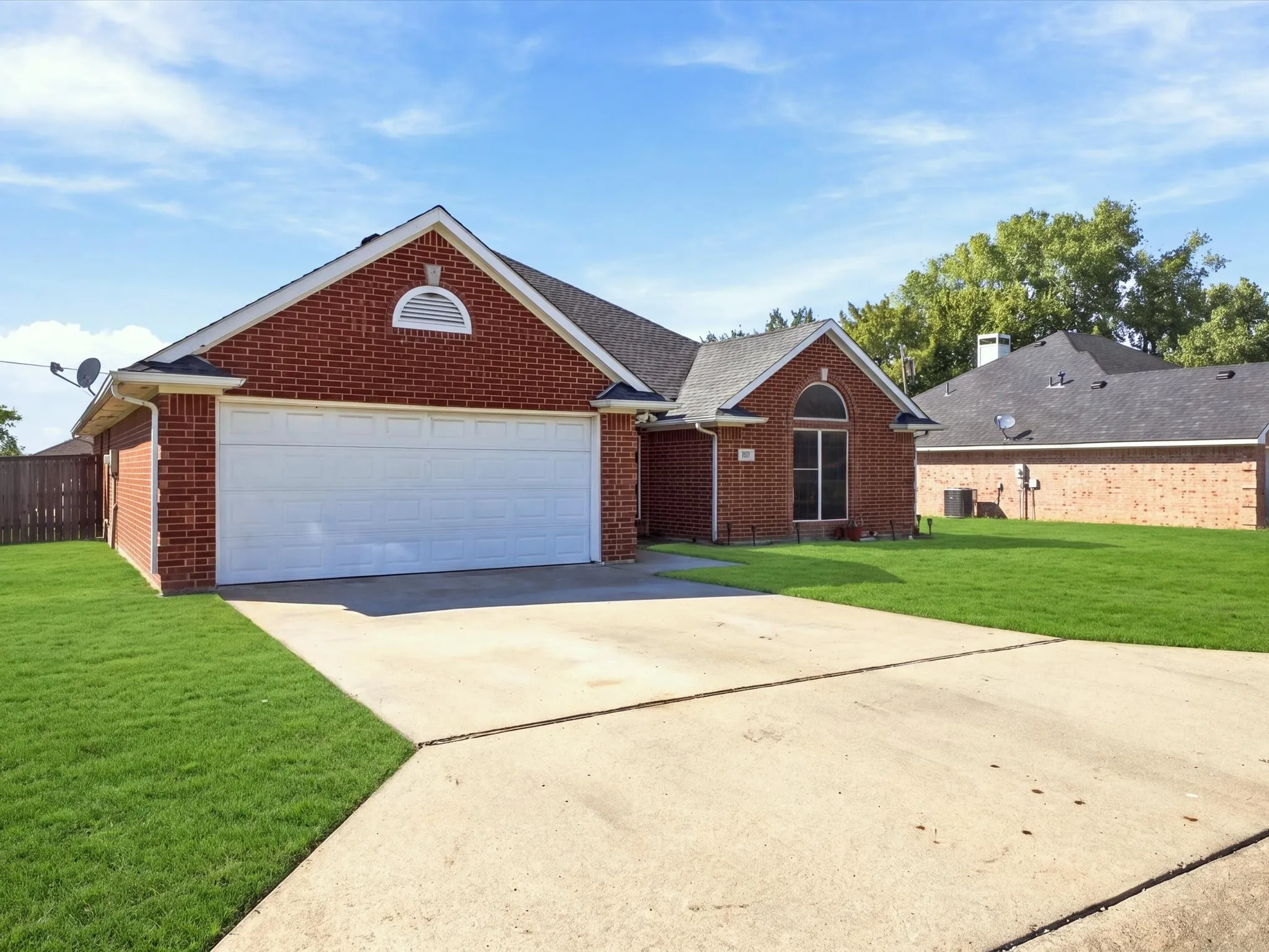 Single Family Residence For Sale in Grayson County , 928 Calder Street, Howe, Texas 75459, 4 Bedroom, 2 Bathroom, 2 Garage spaces, 1,800 Sqft, built in 2001, mls#21405196, Real Estate Agent in Howe, Homes For Sale in Grayson county, Homes For Sale in Howe, Realtor in Howe Texas, Real Estate Brokerage Independent Realty Texas, Luminita Cordes Realtor