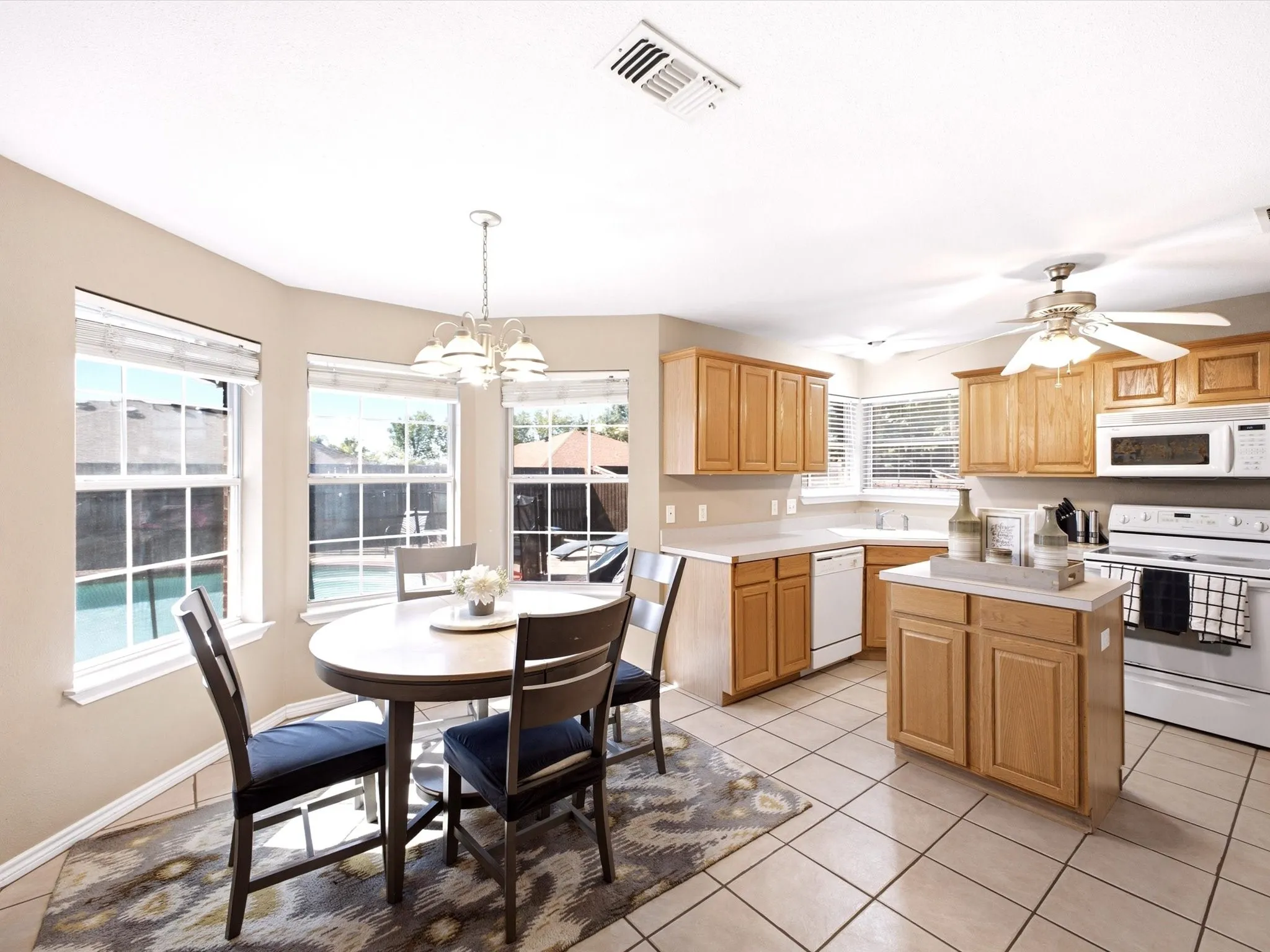 Single Family Residence For Sale in Grayson County , 928 Calder Street, Howe, Texas 75459, 4 Bedroom, 2 Bathroom, 2 Garage spaces, 1,800 Sqft, built in 2001, mls#21405196, Real Estate Agent in Howe, Homes For Sale in Grayson county, Homes For Sale in Howe, Realtor in Howe Texas, Real Estate Brokerage Independent Realty Texas, Luminita Cordes Realtor
