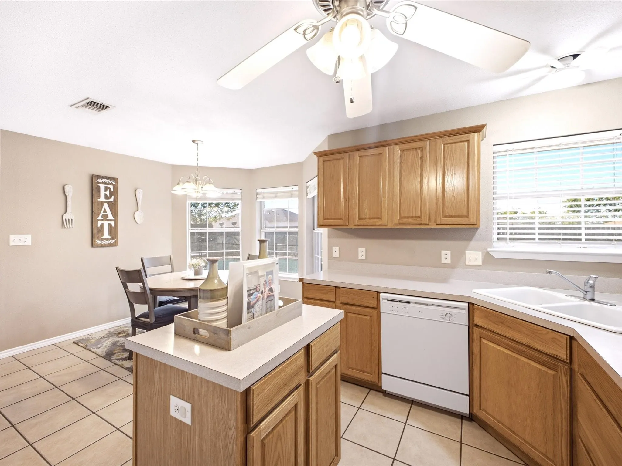 Single Family Residence For Sale in Grayson County , 928 Calder Street, Howe, Texas 75459, 4 Bedroom, 2 Bathroom, 2 Garage spaces, 1,800 Sqft, built in 2001, mls#21405196, Real Estate Agent in Howe, Homes For Sale in Grayson county, Homes For Sale in Howe, Realtor in Howe Texas, Real Estate Brokerage Independent Realty Texas, Luminita Cordes Realtor