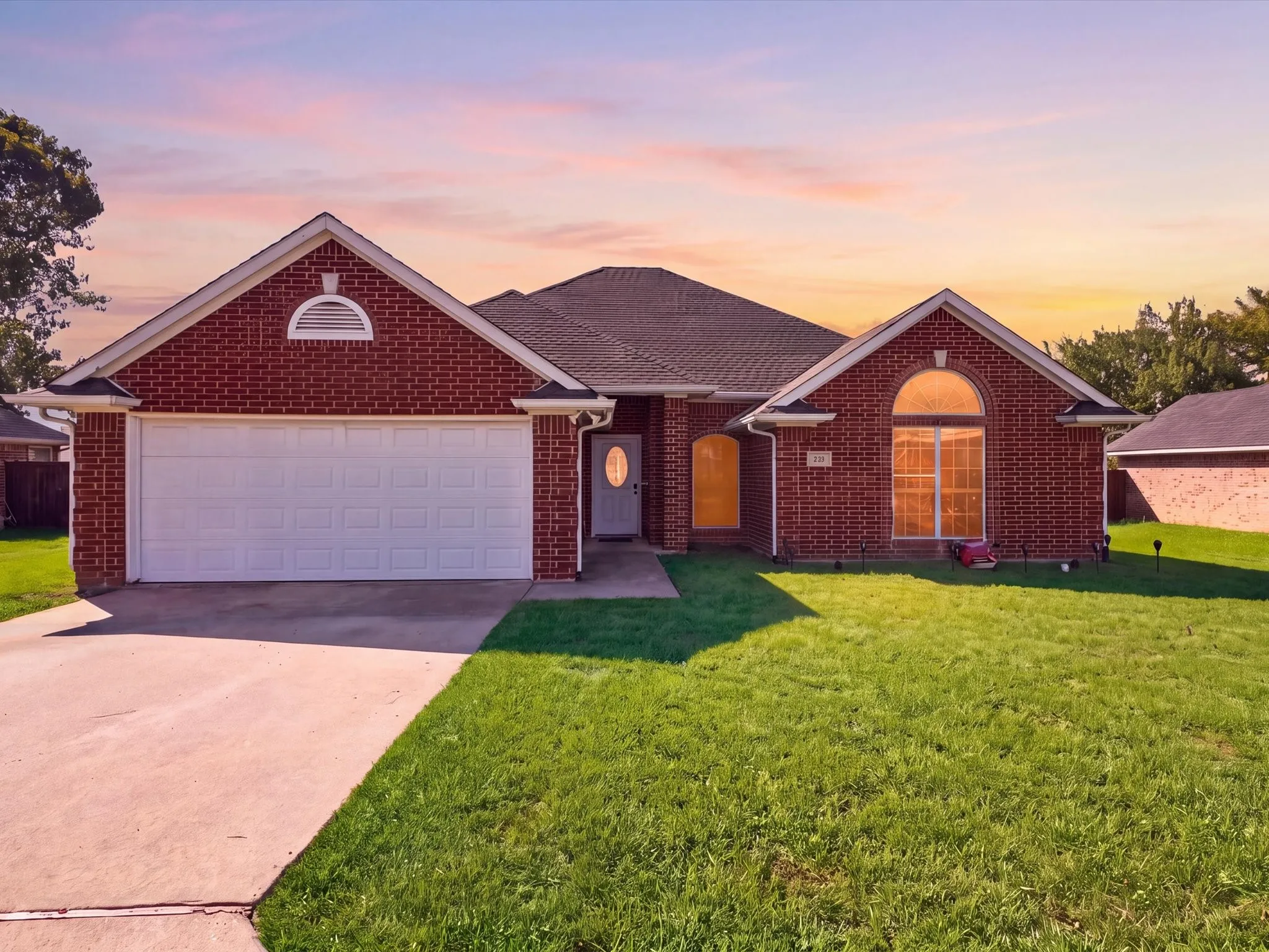 Single Family Residence For Sale in Grayson County , 928 Calder Street, Howe, Texas 75459, 4 Bedroom, 2 Bathroom, 2 Garage spaces, 1,800 Sqft, built in 2001, mls#21405196, Real Estate Agent in Howe, Homes For Sale in Grayson county, Homes For Sale in Howe, Realtor in Howe Texas, Real Estate Brokerage Independent Realty Texas, Luminita Cordes Realtor