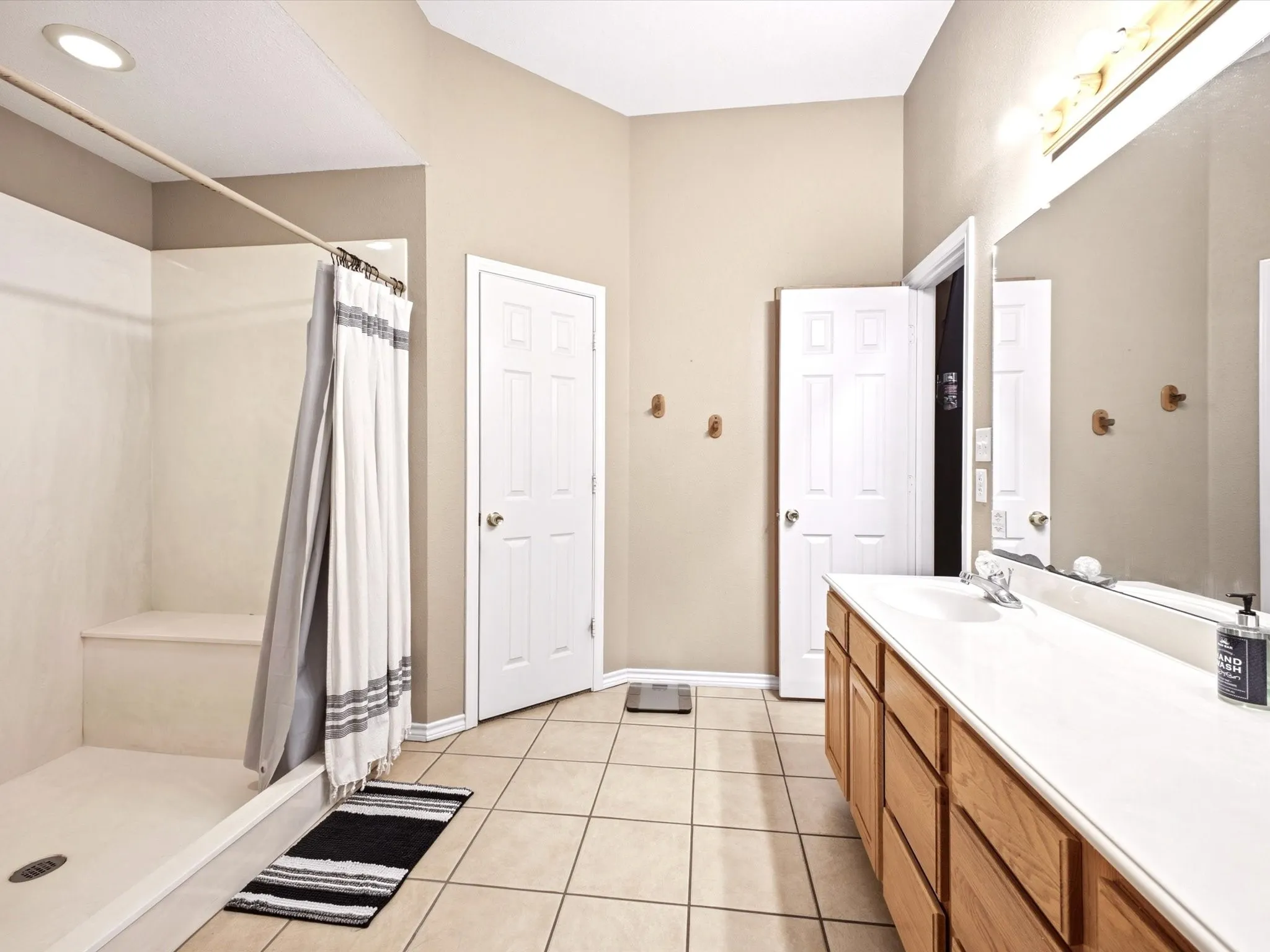Single Family Residence For Sale in Grayson County , 928 Calder Street, Howe, Texas 75459, 4 Bedroom, 2 Bathroom, 2 Garage spaces, 1,800 Sqft, built in 2001, mls#21405196, Real Estate Agent in Howe, Homes For Sale in Grayson county, Homes For Sale in Howe, Realtor in Howe Texas, Real Estate Brokerage Independent Realty Texas, Luminita Cordes Realtor