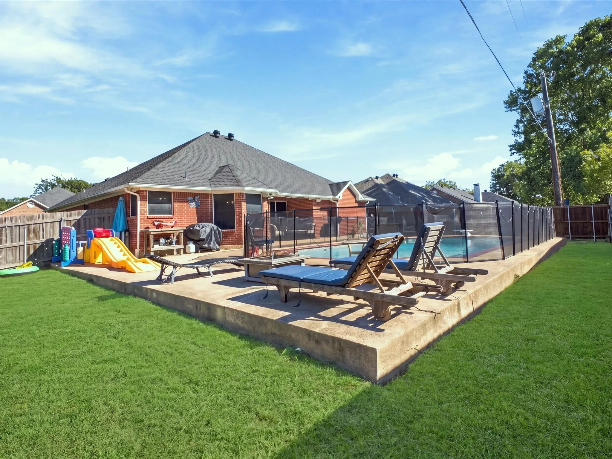 Single Family Residence For Sale in Grayson County , 928 Calder Street, Howe, Texas 75459, 4 Bedroom, 2 Bathroom, 2 Garage spaces, 1,800 Sqft, built in 2001, mls#21405196, Real Estate Agent in Howe, Homes For Sale in Grayson county, Homes For Sale in Howe, Realtor in Howe Texas, Real Estate Brokerage Independent Realty Texas, Luminita Cordes Realtor