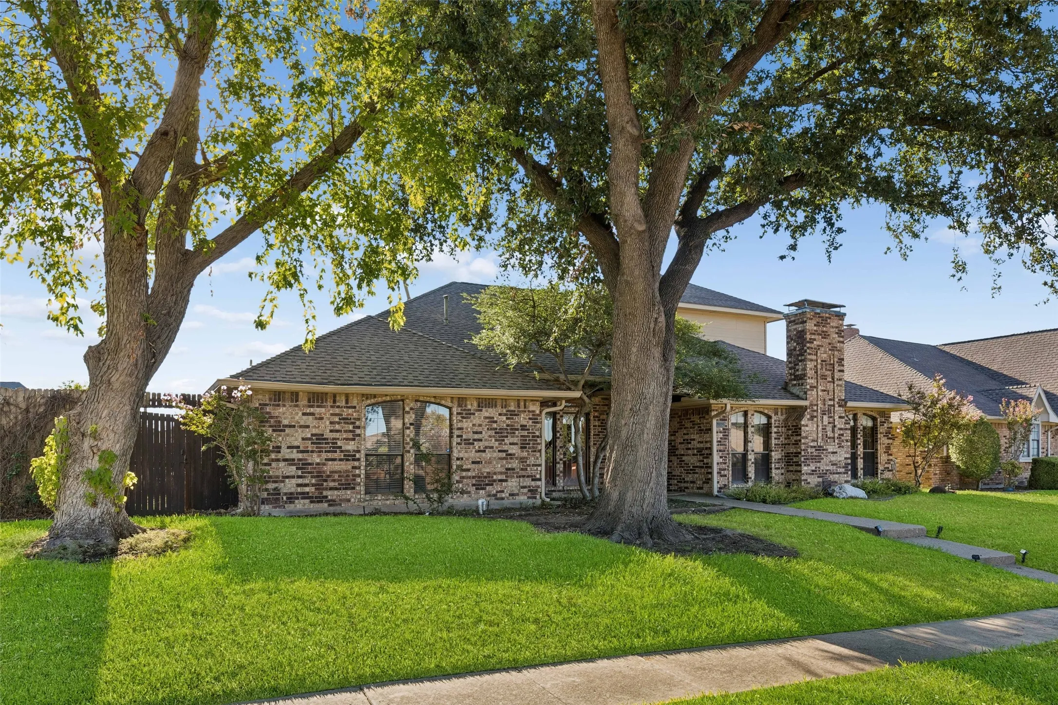 Single Family Residence For Sale in Denton County , 2924 Cambridgeshire Drive, Carrollton, Texas 75007, 5 Bedroom, 4 Bathroom, 2 Garage spaces, 3,676 Sqft, built in 1985, mls#21403498, Real Estate Agent in Carrollton, Homes For Sale in Denton county, Homes For Sale in Carrollton, Realtor in Carrollton Texas, Real Estate Brokerage Independent Realty Texas, Luminita Cordes Realtor