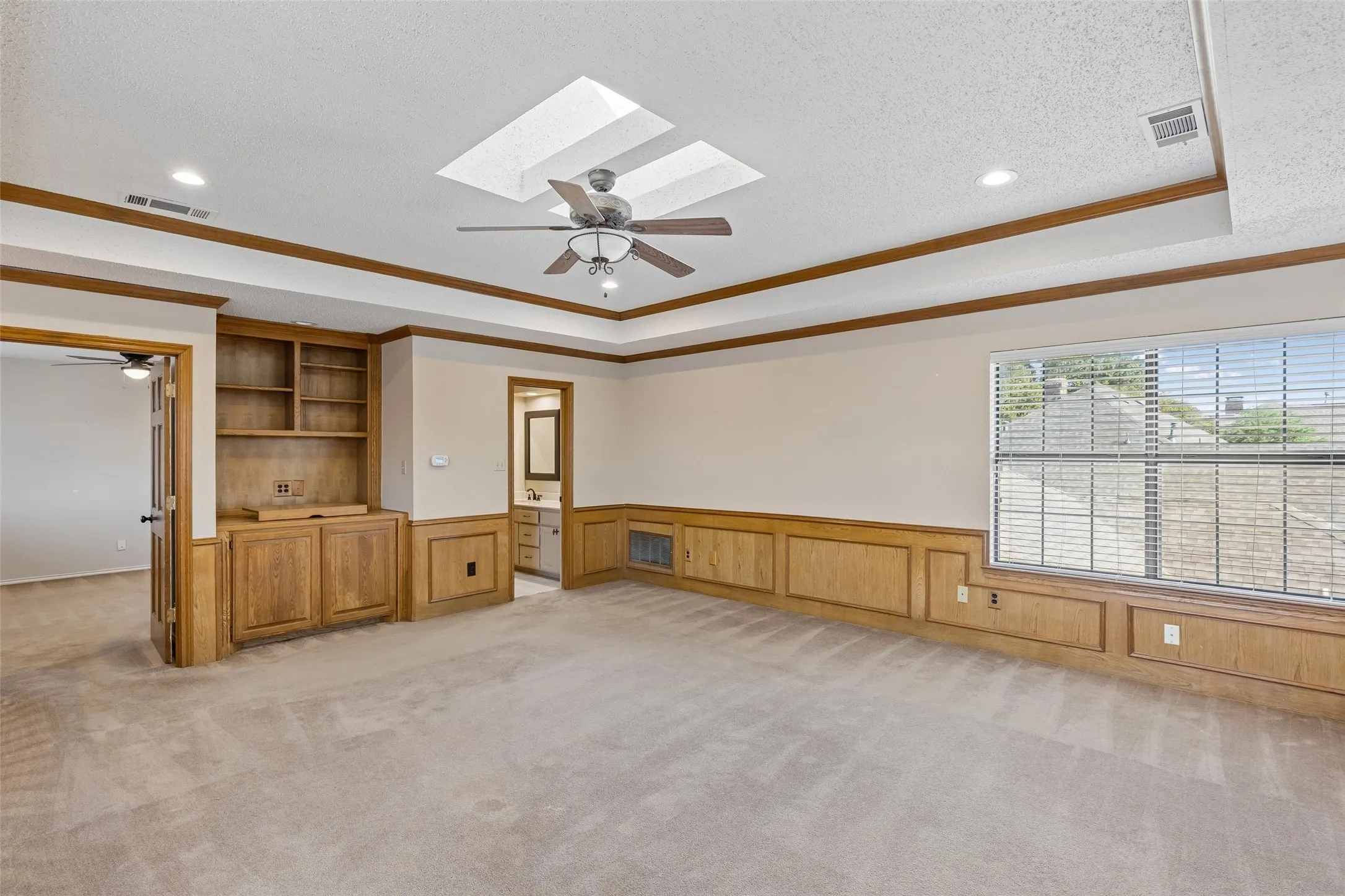 Single Family Residence For Sale in Denton County , 2924 Cambridgeshire Drive, Carrollton, Texas 75007, 5 Bedroom, 4 Bathroom, 2 Garage spaces, 3,676 Sqft, built in 1985, mls#21403498, Real Estate Agent in Carrollton, Homes For Sale in Denton county, Homes For Sale in Carrollton, Realtor in Carrollton Texas, Real Estate Brokerage Independent Realty Texas, Luminita Cordes Realtor