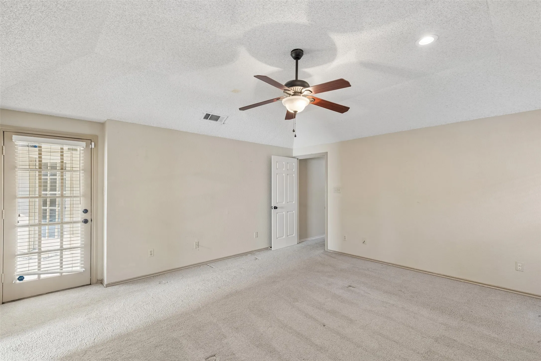 Single Family Residence For Sale in Denton County , 2924 Cambridgeshire Drive, Carrollton, Texas 75007, 5 Bedroom, 4 Bathroom, 2 Garage spaces, 3,676 Sqft, built in 1985, mls#21403498, Real Estate Agent in Carrollton, Homes For Sale in Denton county, Homes For Sale in Carrollton, Realtor in Carrollton Texas, Real Estate Brokerage Independent Realty Texas, Luminita Cordes Realtor