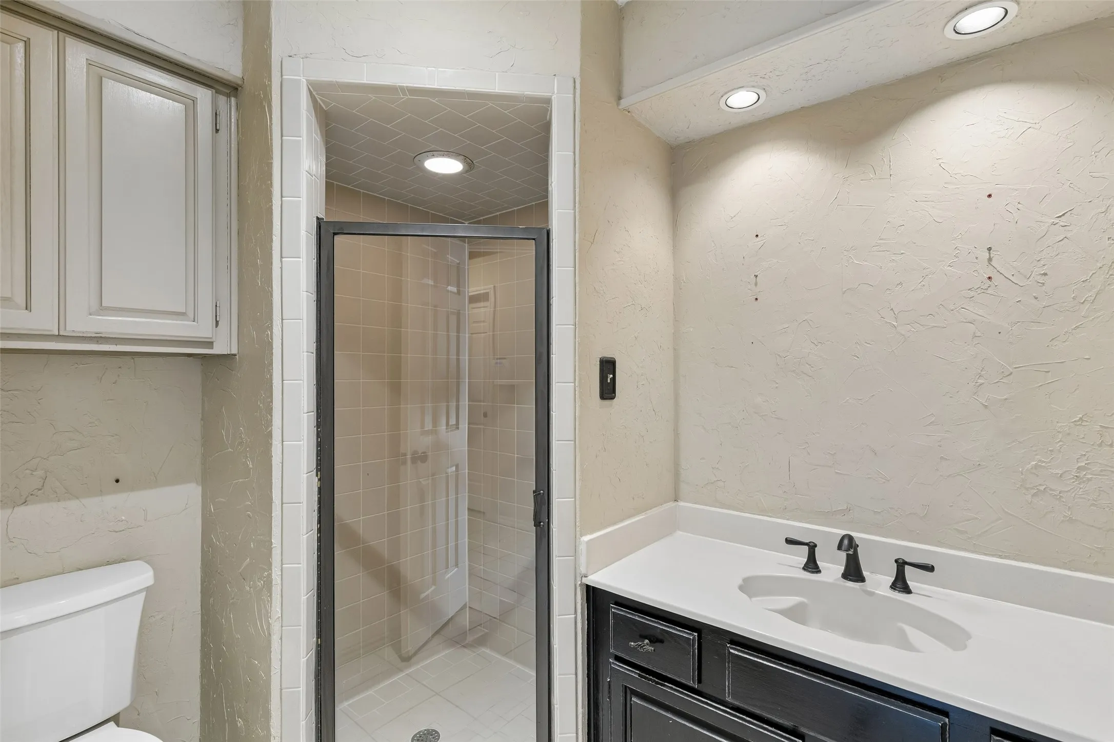 Single Family Residence For Sale in Denton County , 2924 Cambridgeshire Drive, Carrollton, Texas 75007, 5 Bedroom, 4 Bathroom, 2 Garage spaces, 3,676 Sqft, built in 1985, mls#21403498, Real Estate Agent in Carrollton, Homes For Sale in Denton county, Homes For Sale in Carrollton, Realtor in Carrollton Texas, Real Estate Brokerage Independent Realty Texas, Luminita Cordes Realtor