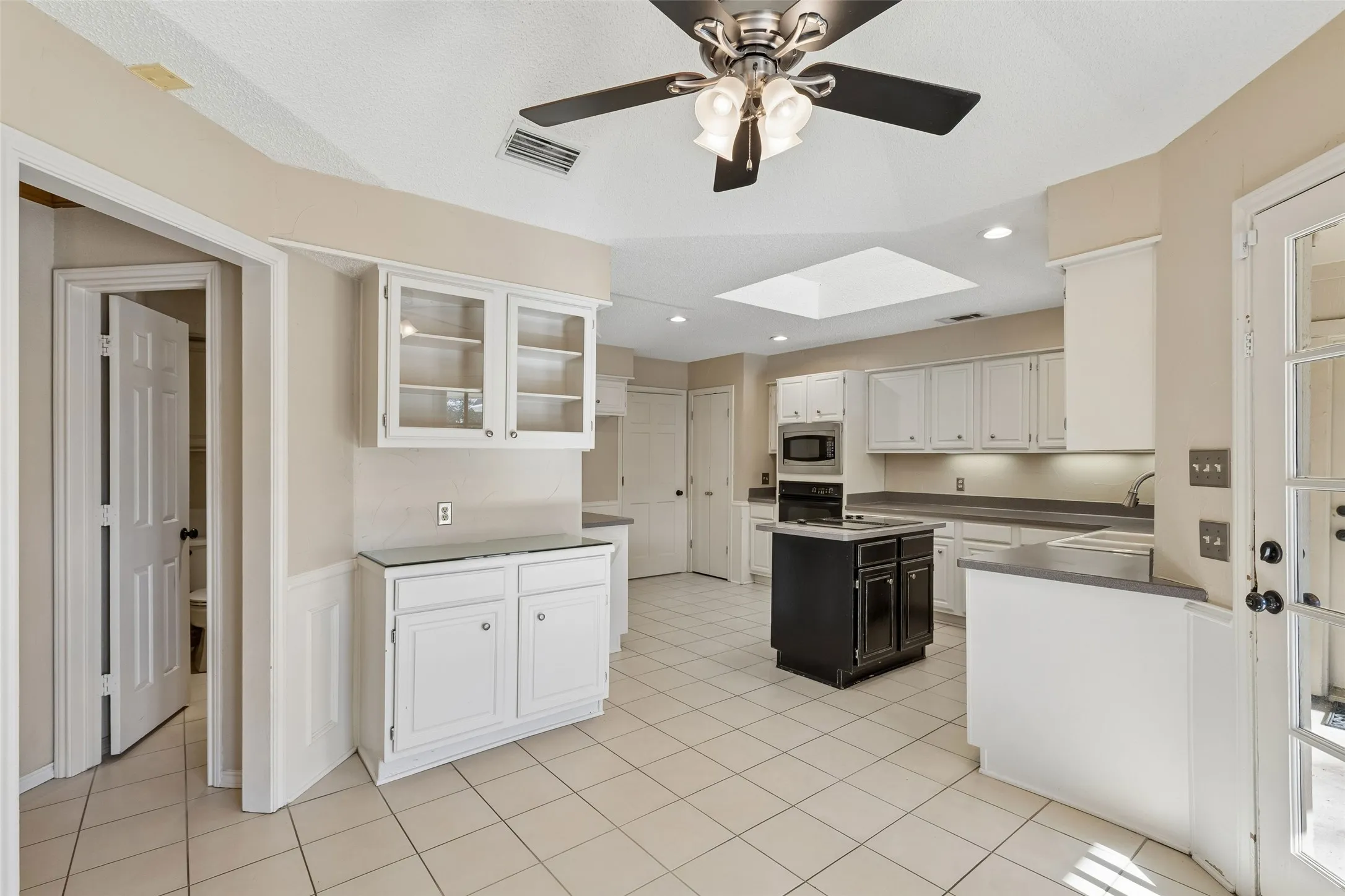 Single Family Residence For Sale in Denton County , 2924 Cambridgeshire Drive, Carrollton, Texas 75007, 5 Bedroom, 4 Bathroom, 2 Garage spaces, 3,676 Sqft, built in 1985, mls#21403498, Real Estate Agent in Carrollton, Homes For Sale in Denton county, Homes For Sale in Carrollton, Realtor in Carrollton Texas, Real Estate Brokerage Independent Realty Texas, Luminita Cordes Realtor