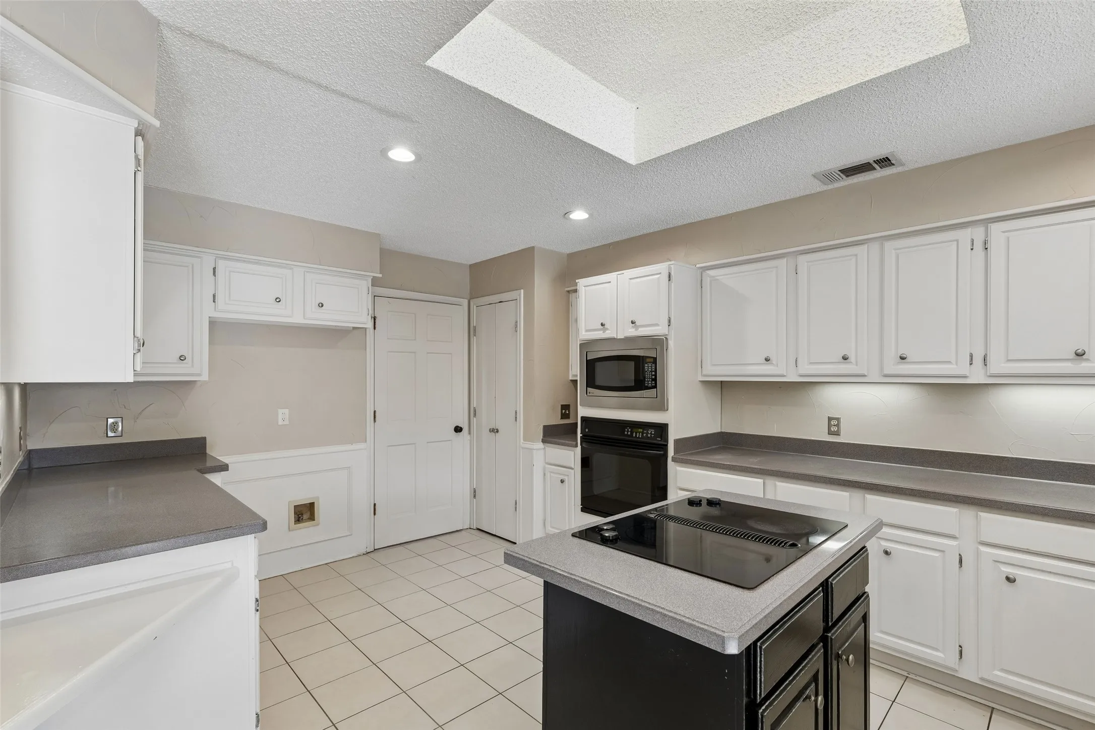 Single Family Residence For Sale in Denton County , 2924 Cambridgeshire Drive, Carrollton, Texas 75007, 5 Bedroom, 4 Bathroom, 2 Garage spaces, 3,676 Sqft, built in 1985, mls#21403498, Real Estate Agent in Carrollton, Homes For Sale in Denton county, Homes For Sale in Carrollton, Realtor in Carrollton Texas, Real Estate Brokerage Independent Realty Texas, Luminita Cordes Realtor