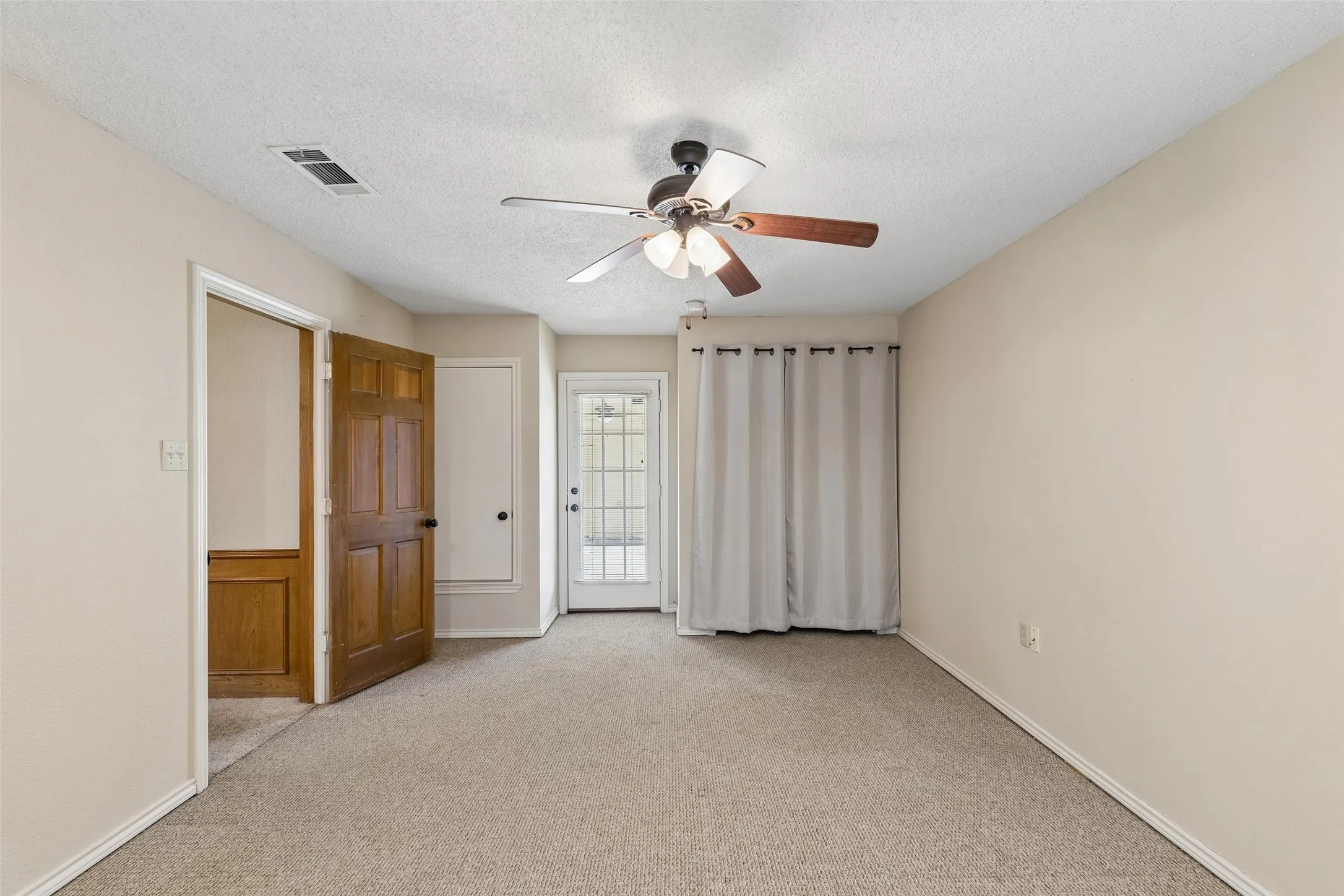 Single Family Residence For Sale in Denton County , 2924 Cambridgeshire Drive, Carrollton, Texas 75007, 5 Bedroom, 4 Bathroom, 2 Garage spaces, 3,676 Sqft, built in 1985, mls#21403498, Real Estate Agent in Carrollton, Homes For Sale in Denton county, Homes For Sale in Carrollton, Realtor in Carrollton Texas, Real Estate Brokerage Independent Realty Texas, Luminita Cordes Realtor