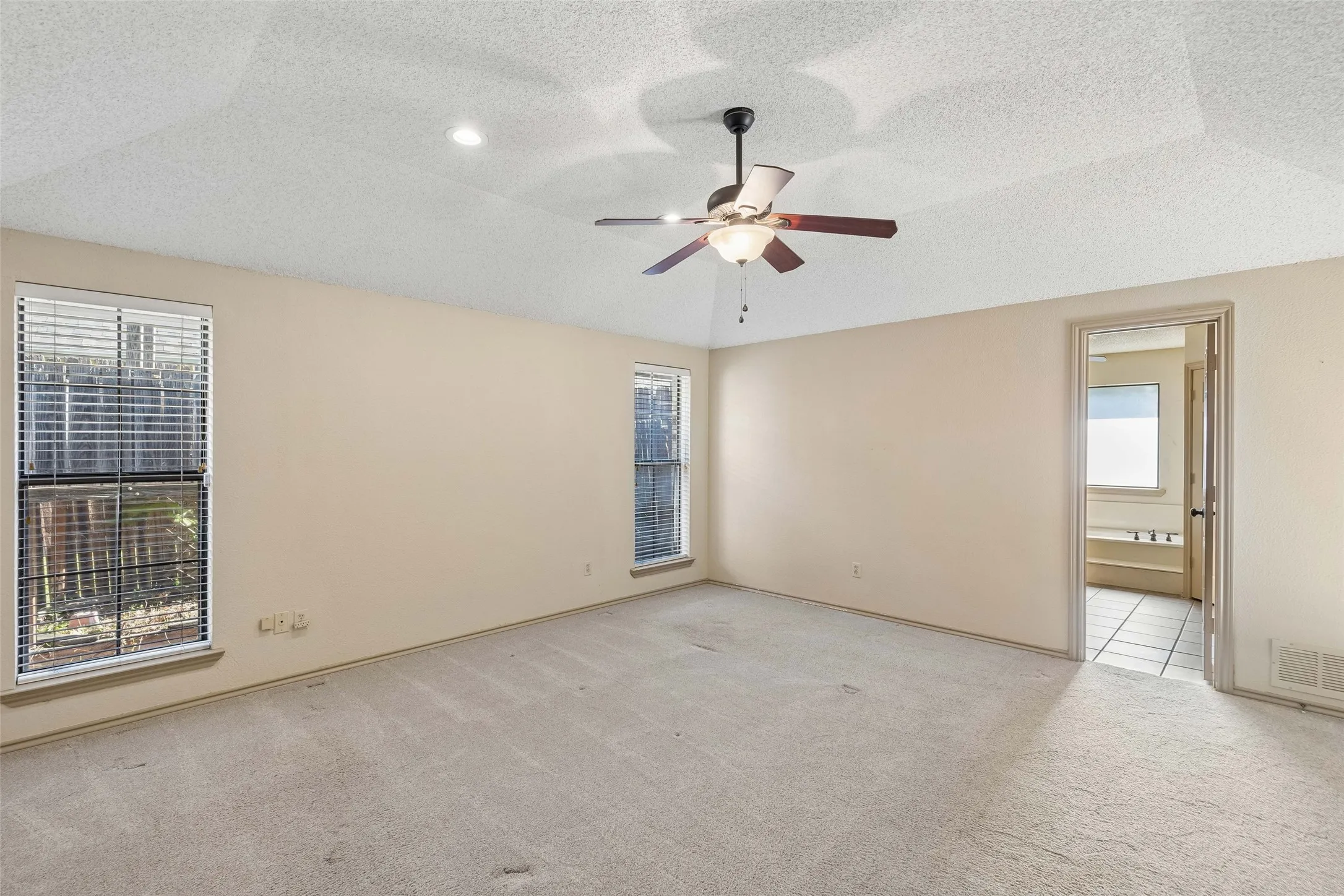 Single Family Residence For Sale in Denton County , 2924 Cambridgeshire Drive, Carrollton, Texas 75007, 5 Bedroom, 4 Bathroom, 2 Garage spaces, 3,676 Sqft, built in 1985, mls#21403498, Real Estate Agent in Carrollton, Homes For Sale in Denton county, Homes For Sale in Carrollton, Realtor in Carrollton Texas, Real Estate Brokerage Independent Realty Texas, Luminita Cordes Realtor