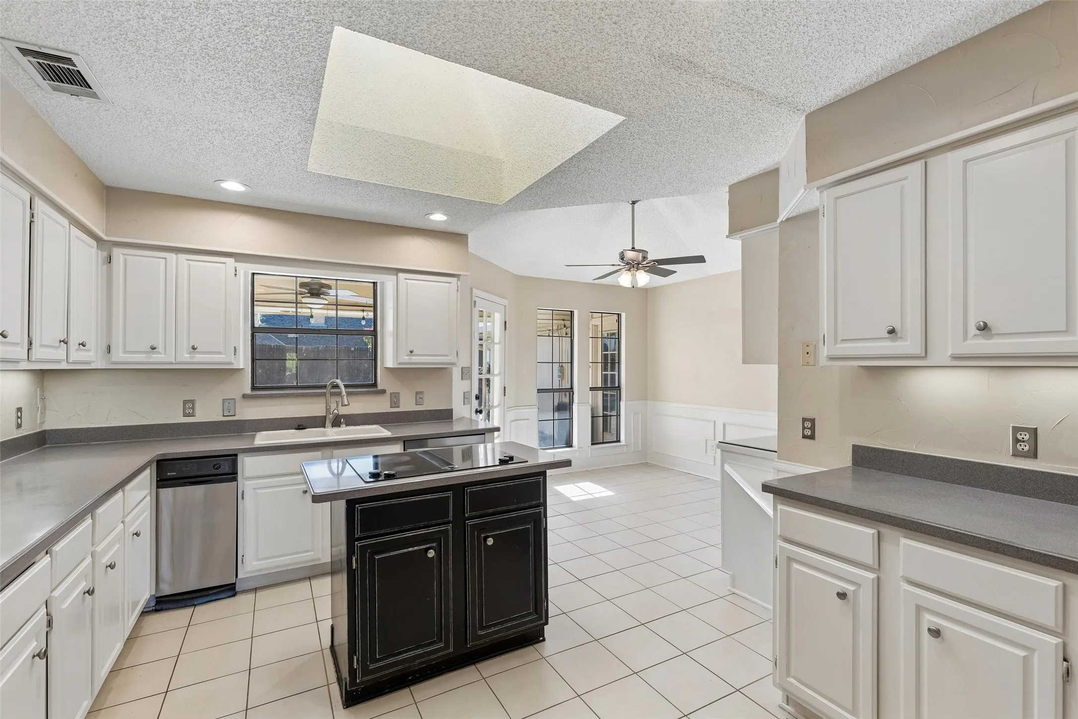 Single Family Residence For Sale in Denton County , 2924 Cambridgeshire Drive, Carrollton, Texas 75007, 5 Bedroom, 4 Bathroom, 2 Garage spaces, 3,676 Sqft, built in 1985, mls#21403498, Real Estate Agent in Carrollton, Homes For Sale in Denton county, Homes For Sale in Carrollton, Realtor in Carrollton Texas, Real Estate Brokerage Independent Realty Texas, Luminita Cordes Realtor