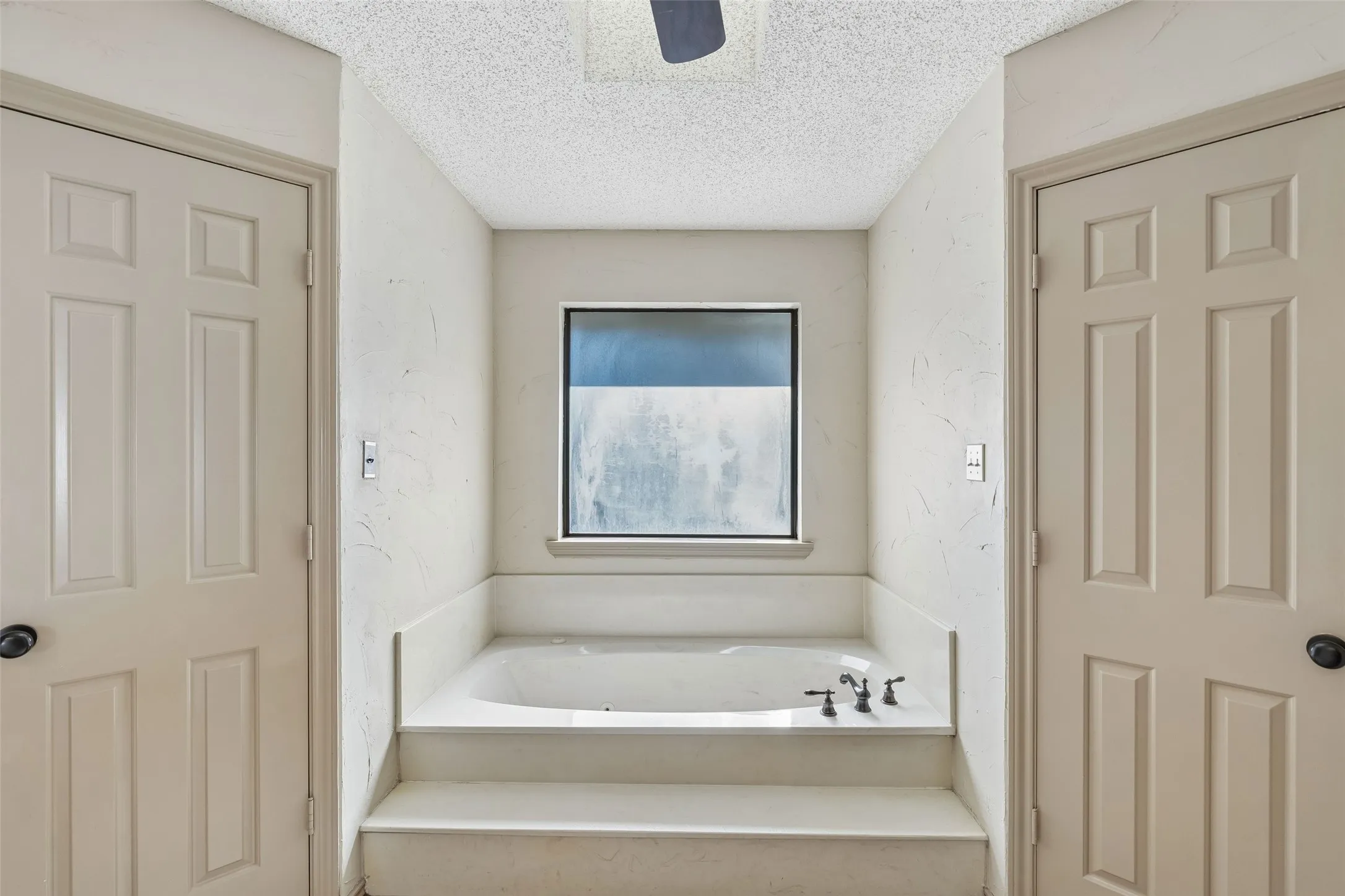 Single Family Residence For Sale in Denton County , 2924 Cambridgeshire Drive, Carrollton, Texas 75007, 5 Bedroom, 4 Bathroom, 2 Garage spaces, 3,676 Sqft, built in 1985, mls#21403498, Real Estate Agent in Carrollton, Homes For Sale in Denton county, Homes For Sale in Carrollton, Realtor in Carrollton Texas, Real Estate Brokerage Independent Realty Texas, Luminita Cordes Realtor