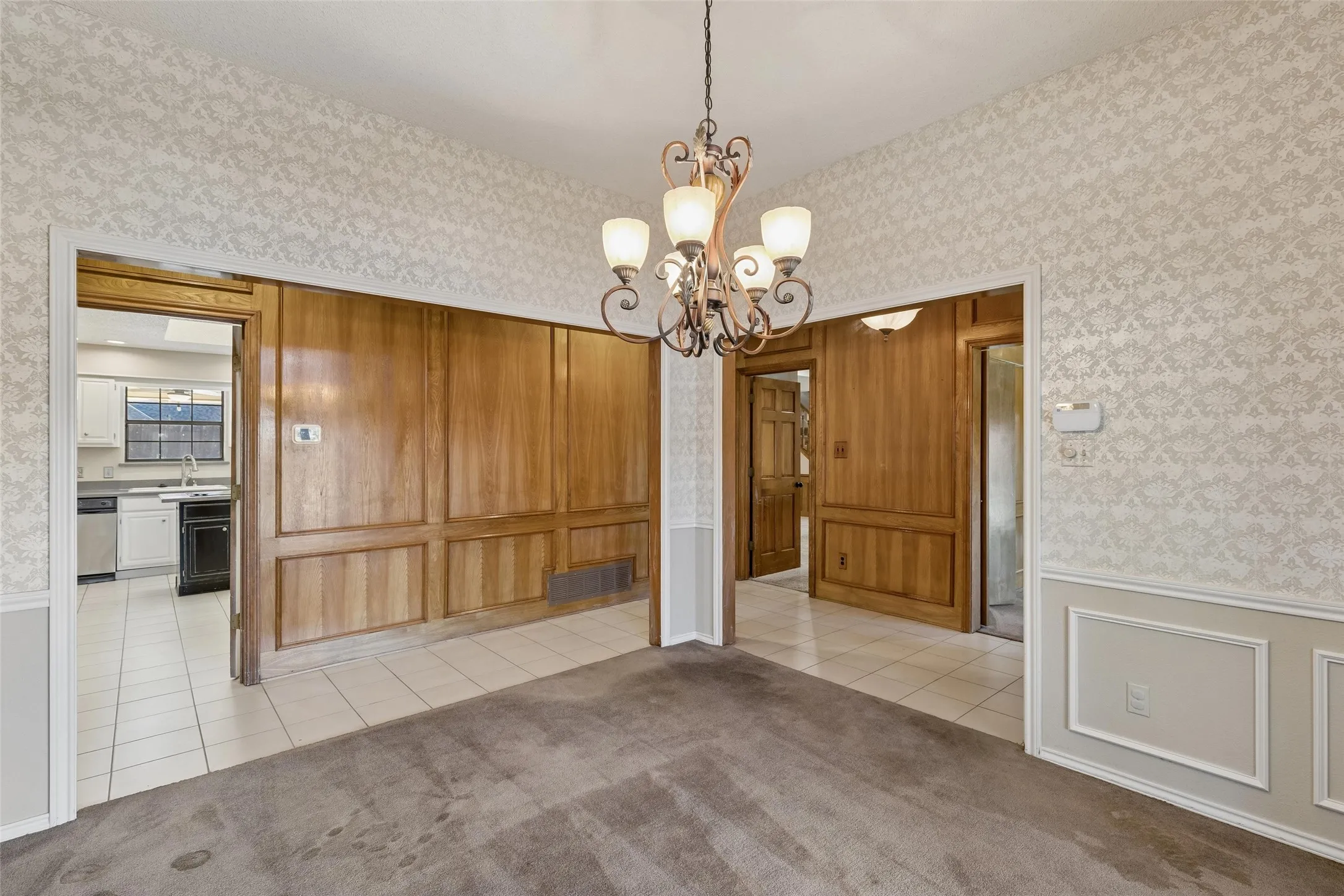 Single Family Residence For Sale in Denton County , 2924 Cambridgeshire Drive, Carrollton, Texas 75007, 5 Bedroom, 4 Bathroom, 2 Garage spaces, 3,676 Sqft, built in 1985, mls#21403498, Real Estate Agent in Carrollton, Homes For Sale in Denton county, Homes For Sale in Carrollton, Realtor in Carrollton Texas, Real Estate Brokerage Independent Realty Texas, Luminita Cordes Realtor