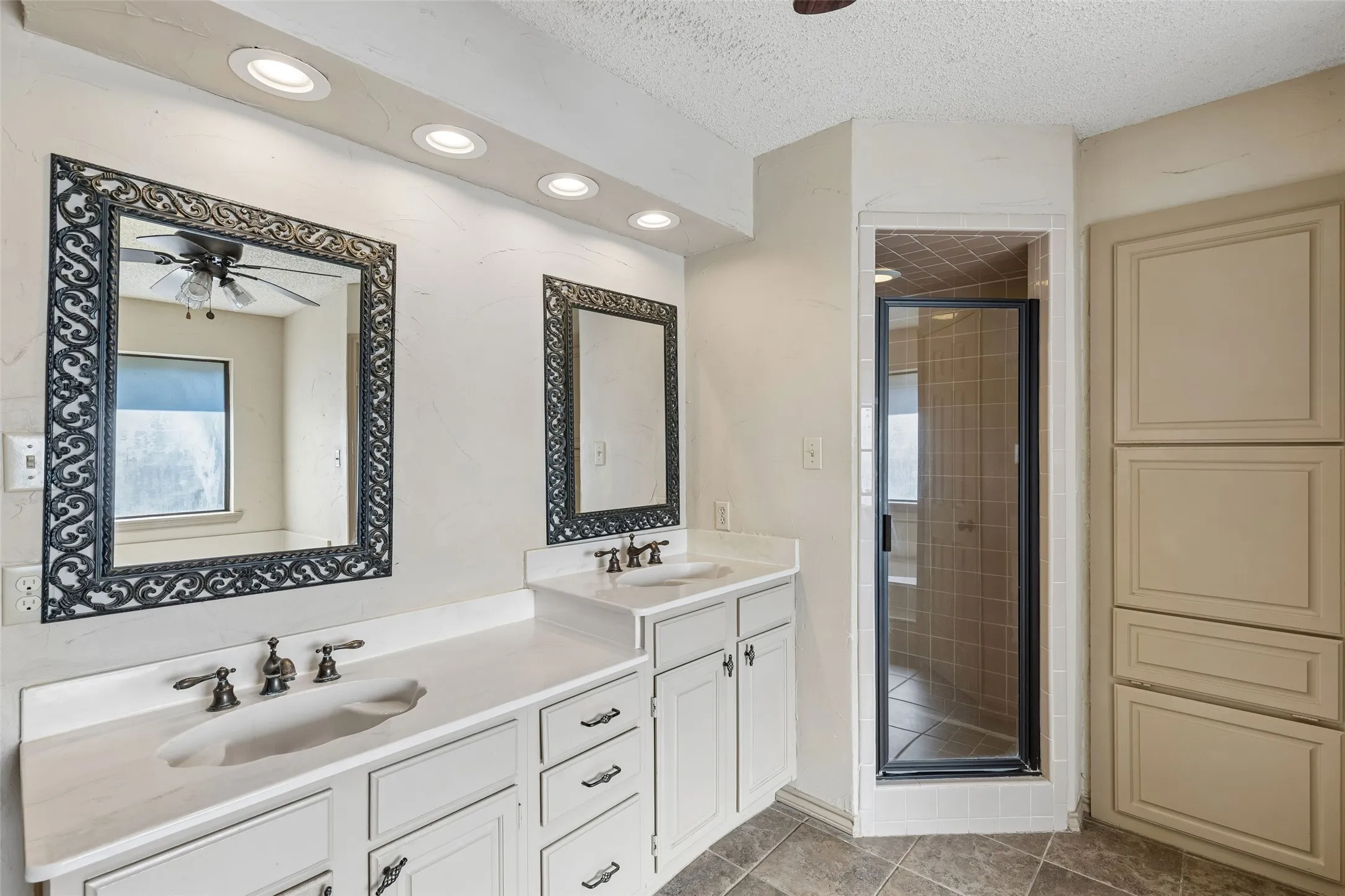 Single Family Residence For Sale in Denton County , 2924 Cambridgeshire Drive, Carrollton, Texas 75007, 5 Bedroom, 4 Bathroom, 2 Garage spaces, 3,676 Sqft, built in 1985, mls#21403498, Real Estate Agent in Carrollton, Homes For Sale in Denton county, Homes For Sale in Carrollton, Realtor in Carrollton Texas, Real Estate Brokerage Independent Realty Texas, Luminita Cordes Realtor