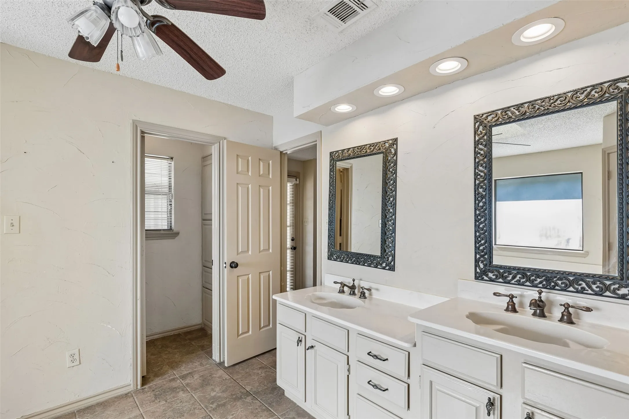 Single Family Residence For Sale in Denton County , 2924 Cambridgeshire Drive, Carrollton, Texas 75007, 5 Bedroom, 4 Bathroom, 2 Garage spaces, 3,676 Sqft, built in 1985, mls#21403498, Real Estate Agent in Carrollton, Homes For Sale in Denton county, Homes For Sale in Carrollton, Realtor in Carrollton Texas, Real Estate Brokerage Independent Realty Texas, Luminita Cordes Realtor
