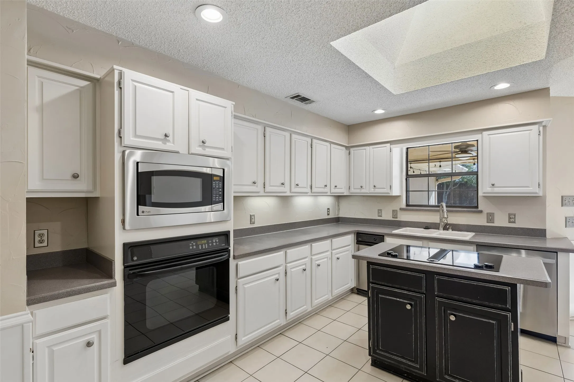 Single Family Residence For Sale in Denton County , 2924 Cambridgeshire Drive, Carrollton, Texas 75007, 5 Bedroom, 4 Bathroom, 2 Garage spaces, 3,676 Sqft, built in 1985, mls#21403498, Real Estate Agent in Carrollton, Homes For Sale in Denton county, Homes For Sale in Carrollton, Realtor in Carrollton Texas, Real Estate Brokerage Independent Realty Texas, Luminita Cordes Realtor